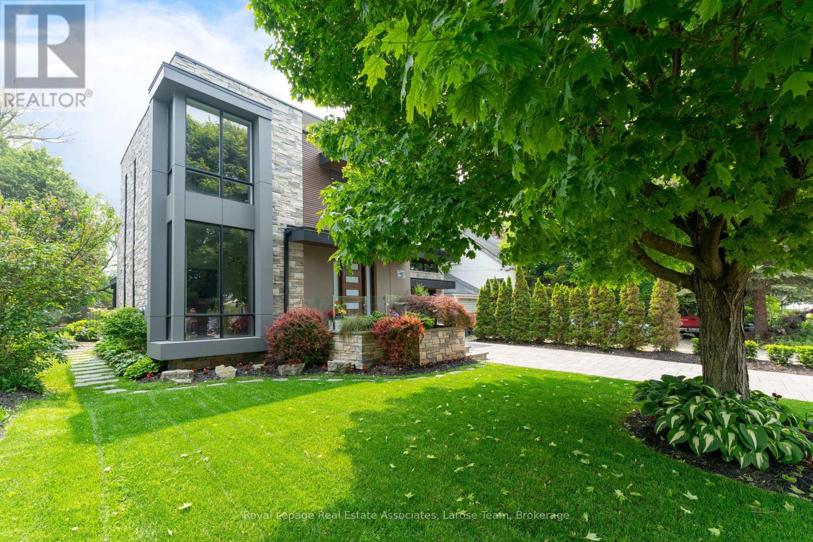 Property at 16 MAPLE AVENUE S image 3
