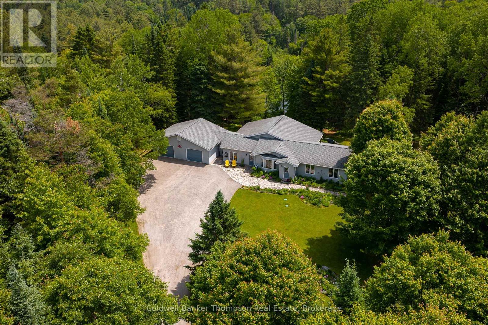 57 Hiawatha Drive, Huntsville, Ontario  P0B 1L0 - Photo 2 - X12235800