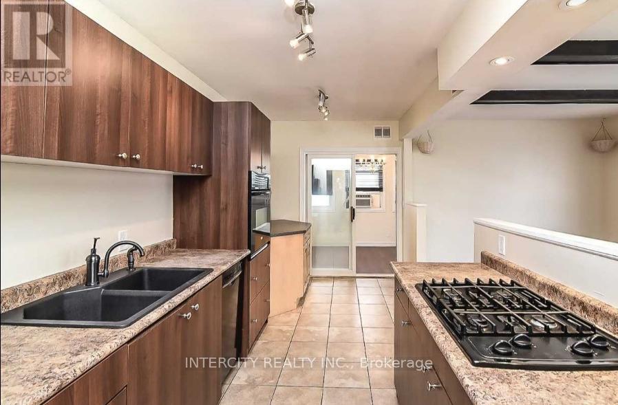 11 Sauer Avenue, Welland, Ontario  L3B 5H1 - Photo 12 - X12235108