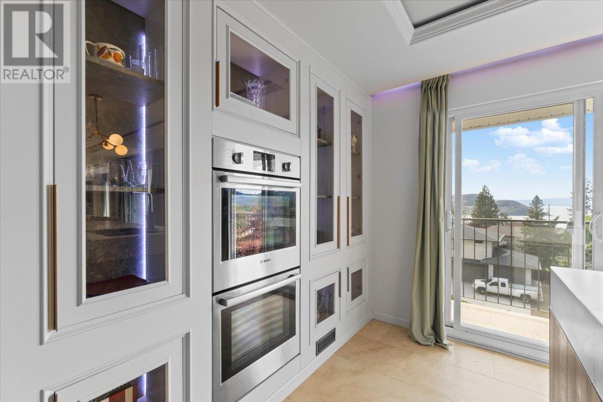 Property at 5956 Victoria Street image 3
