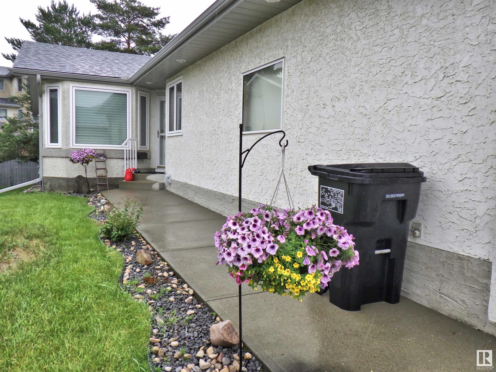 Property at 6530 158 AV NW image 2