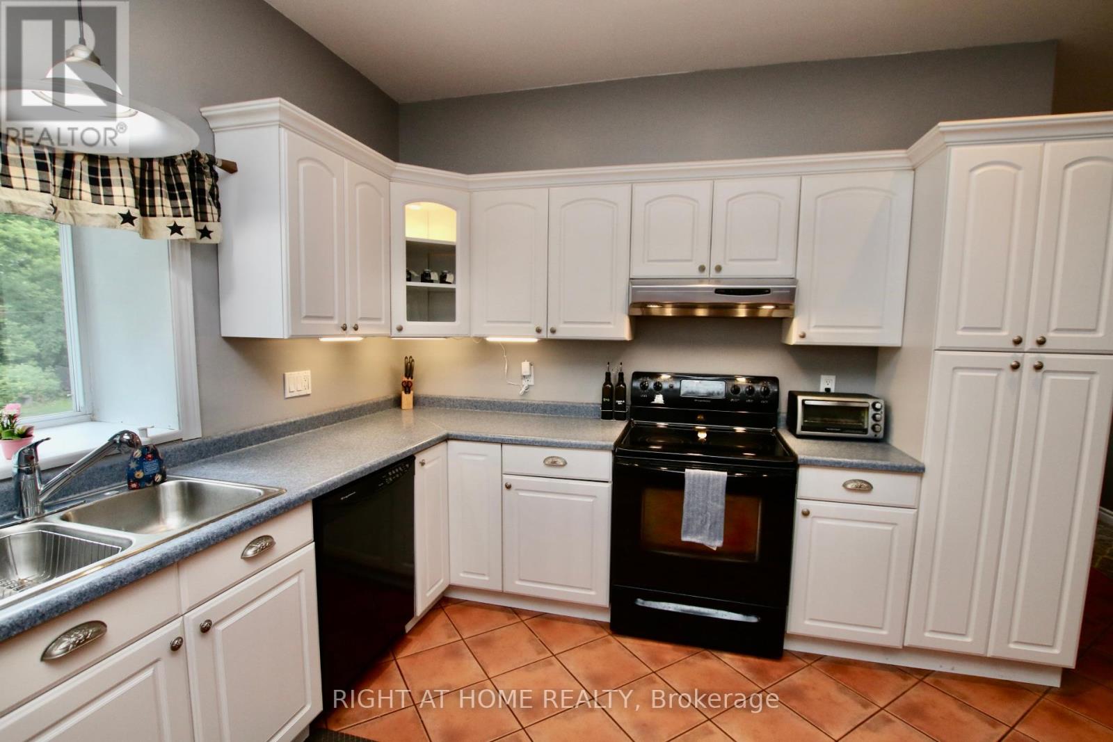 13928 Connaught Road S, North Dundas, Ontario  K0C 1H0 - Photo 14 - X12235911