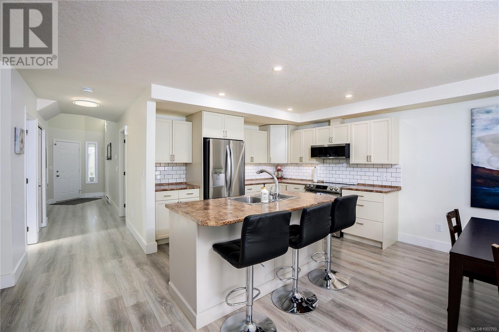 Property at 1738 Country Hills Dr image 4