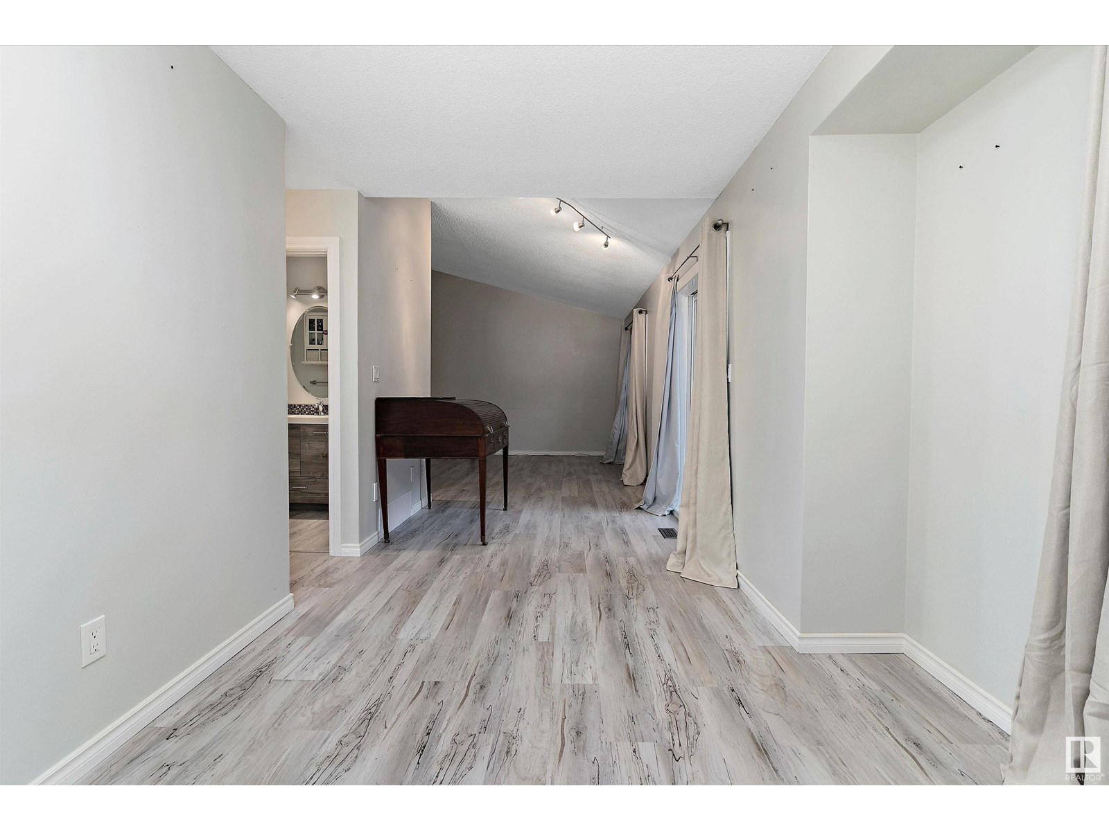 Property at #9 4630 17 AV NW image 4