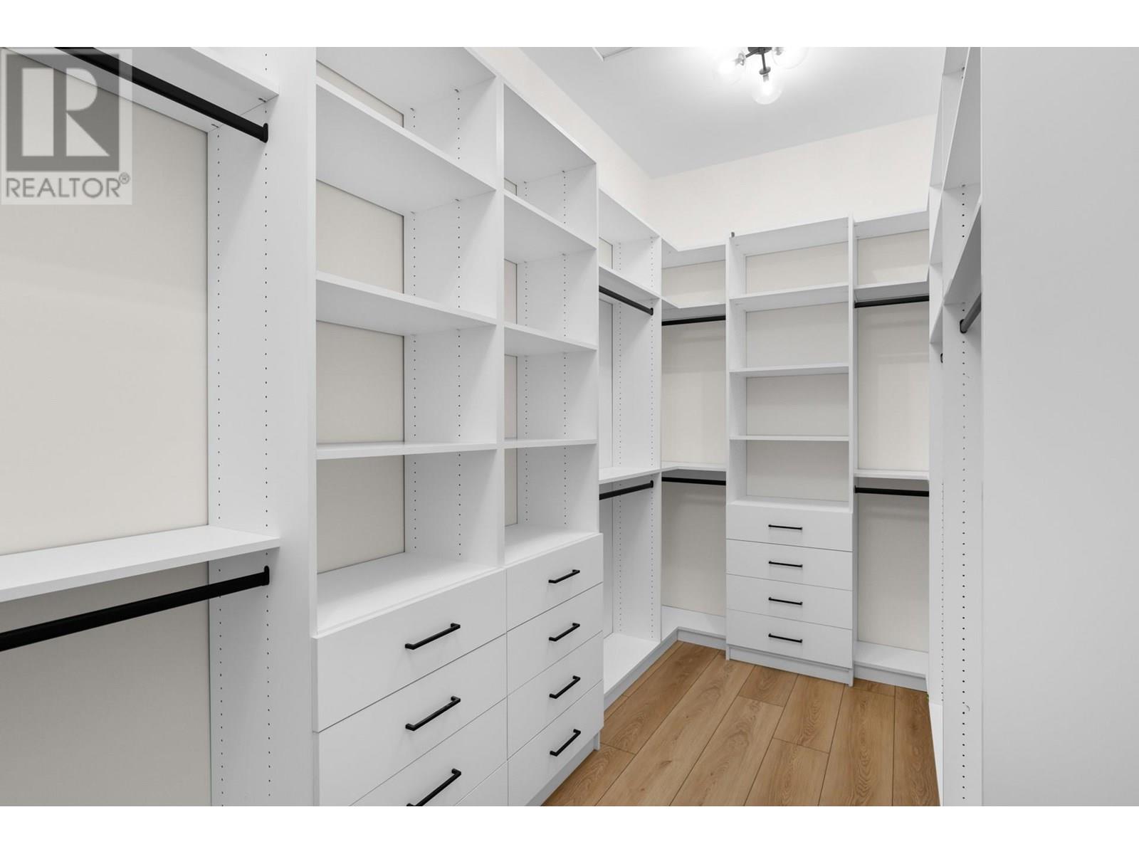 Property at 899 Loseth Drive image 3