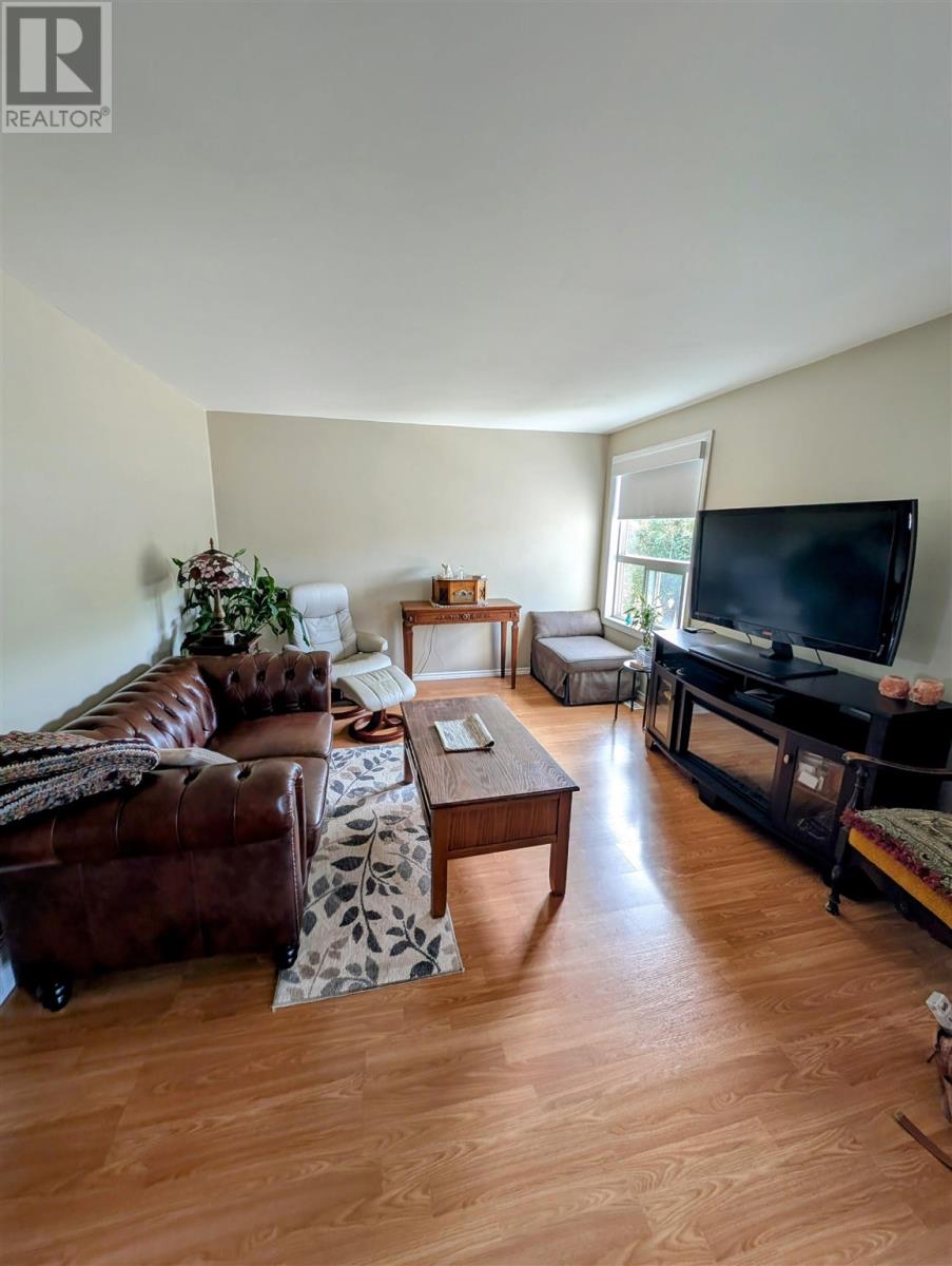 Property at 1605 Gore ST W image 2