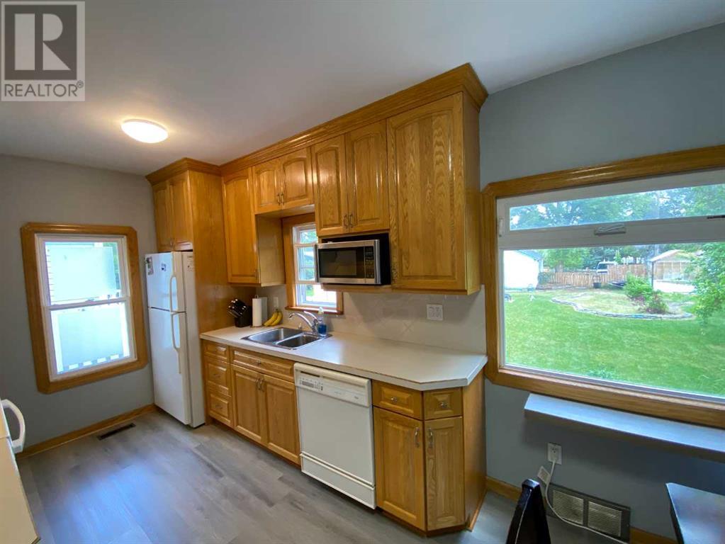Property at 518 4 Avenue W image 4