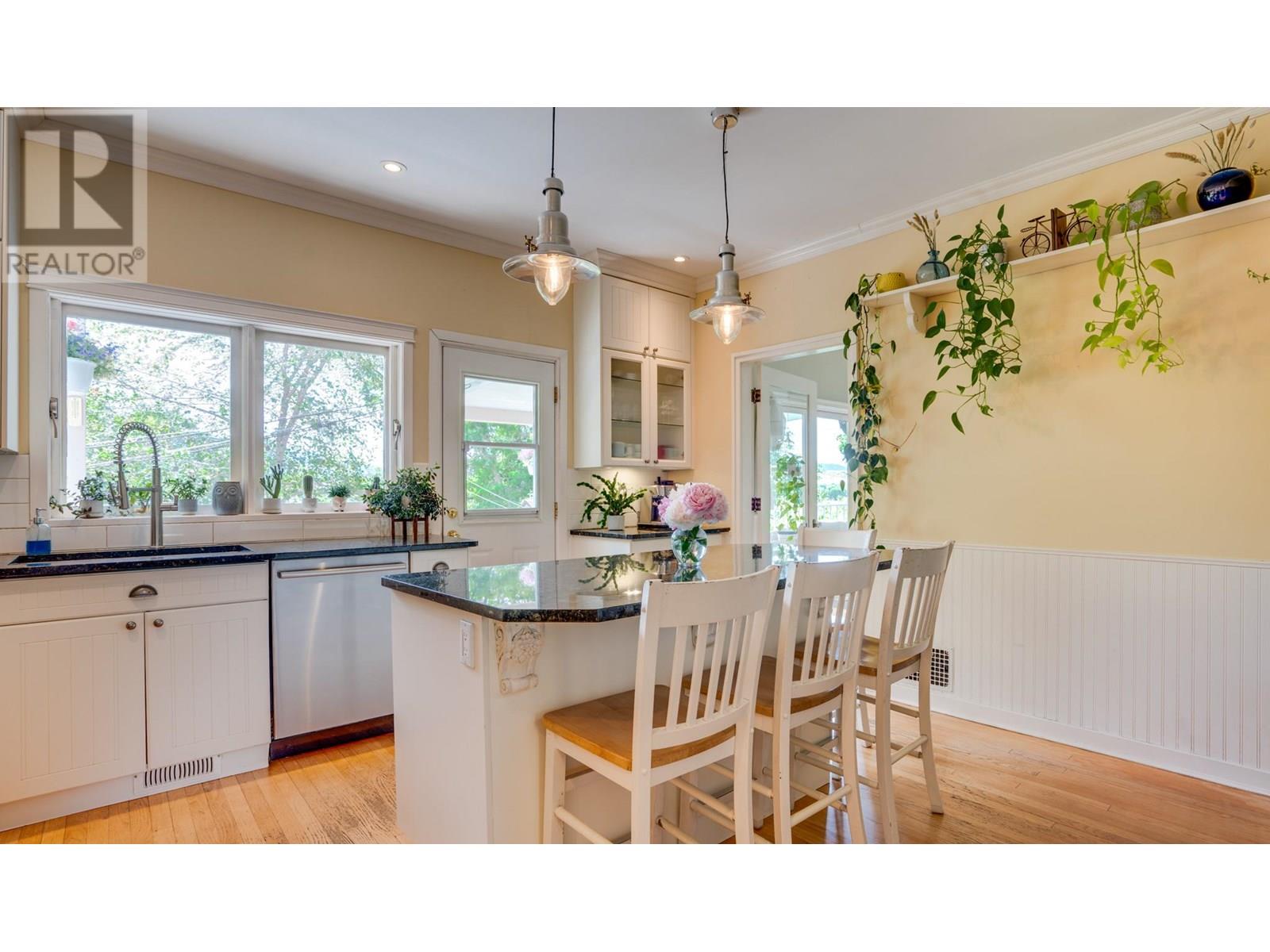 Property at 2302 23 Avenue image 3