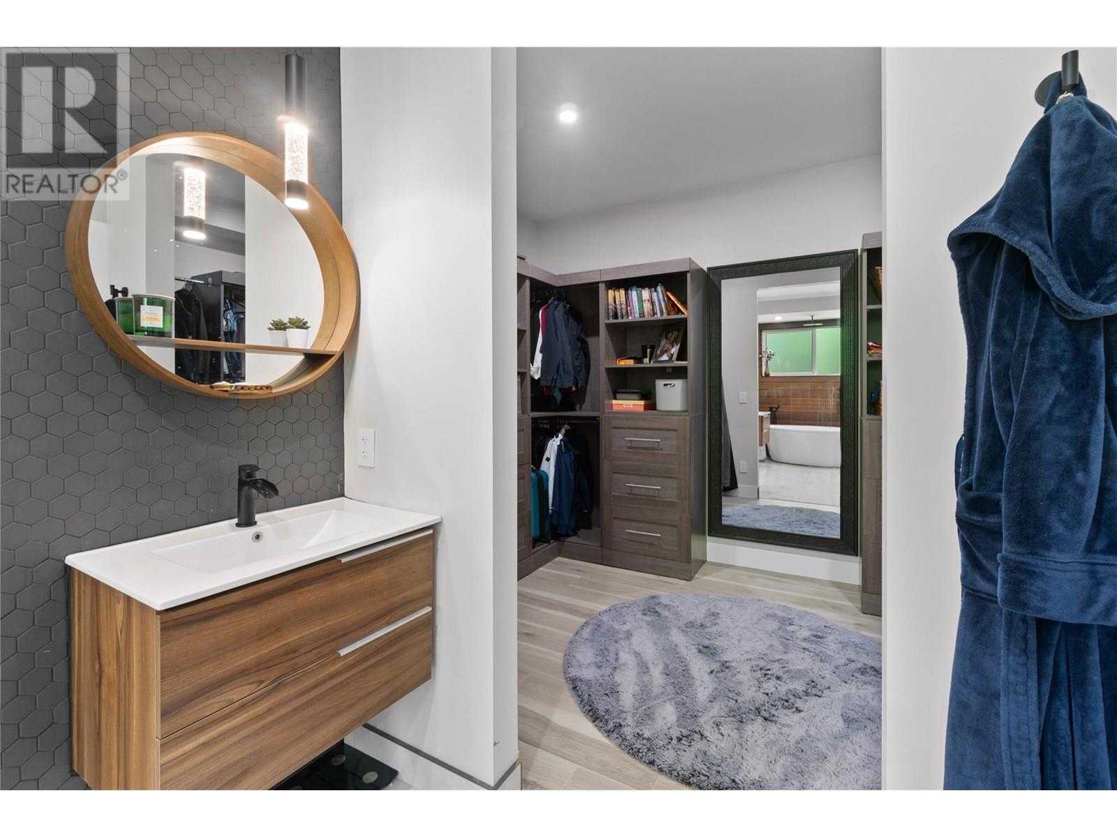 Property at 2731 Valleyview Drive image 3