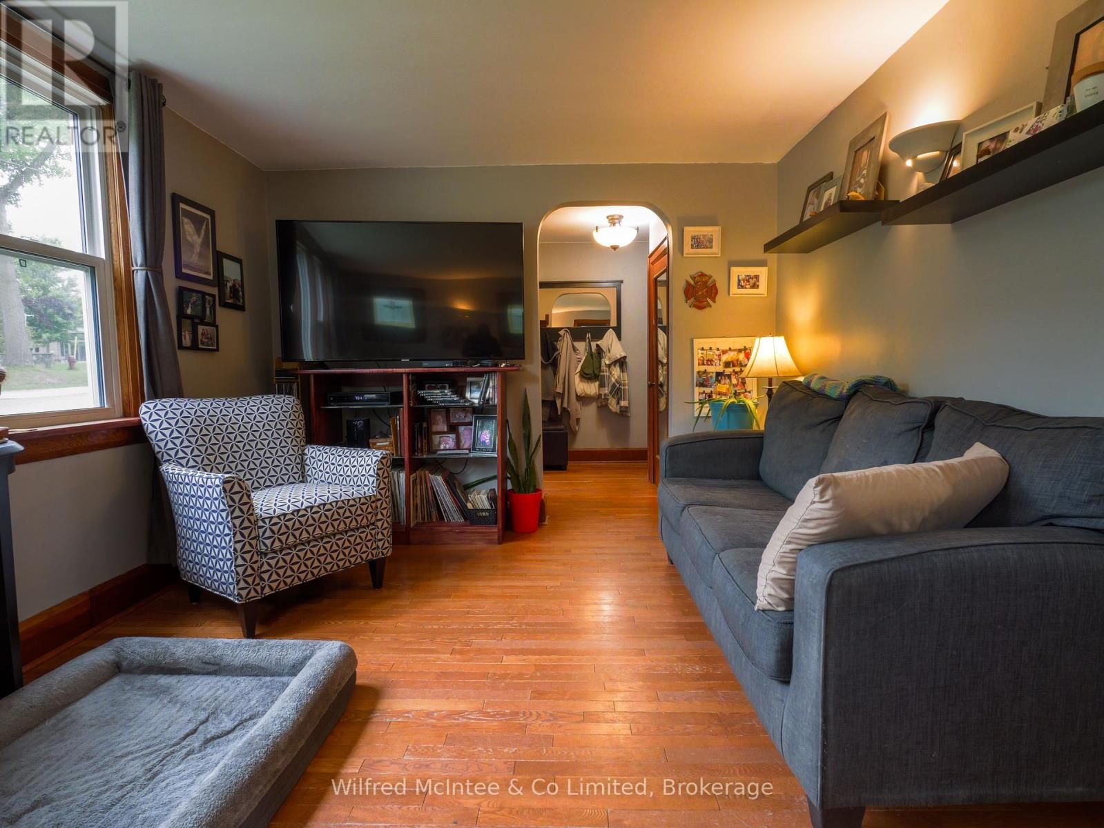 304 Napier Street, Brockton, Ontario  N0G 2V0 - Photo 10 - X12236357