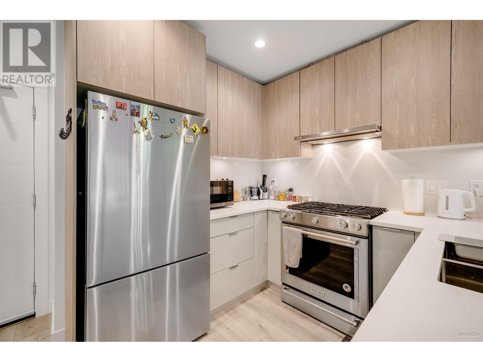 207 128 E 8th Street, North Vancouver, British Columbia  V7L 0H2 - Photo 2 - R3018291