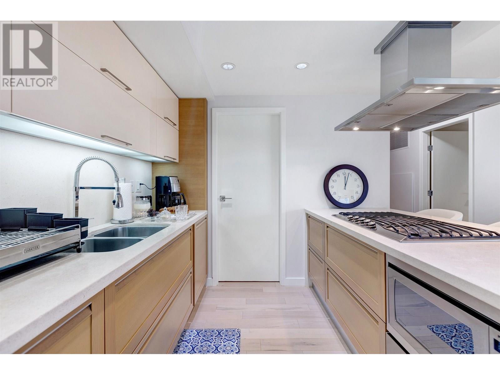 305 8 Smithe Mews, Vancouver, British Columbia  V6B 0A5 - Photo 6 - R3001108
