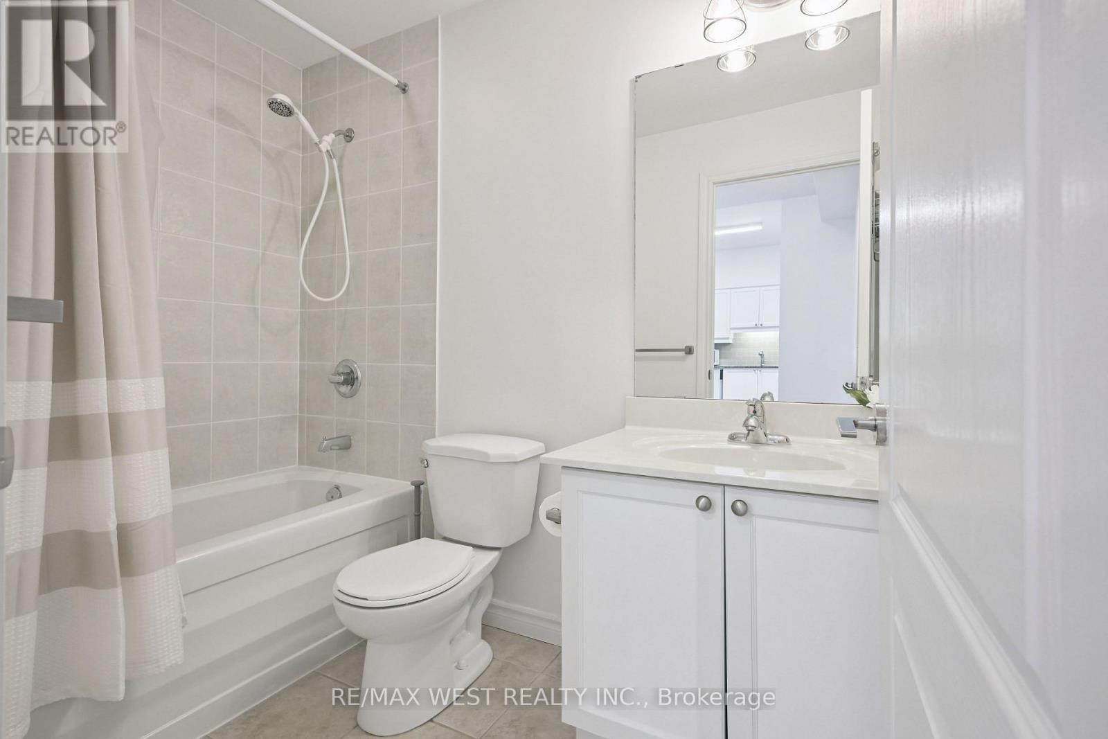 402 - 810 Scollard Court, Mississauga, Ontario  L5V 0A2 - Photo 4 - W12235790