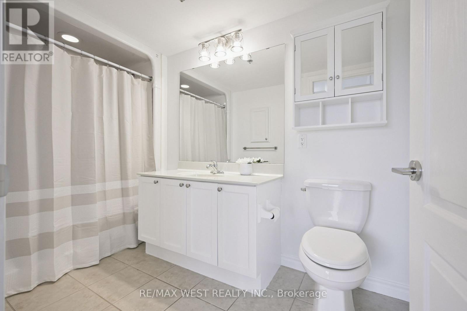 402 - 810 Scollard Court, Mississauga, Ontario  L5V 0A2 - Photo 6 - W12235790