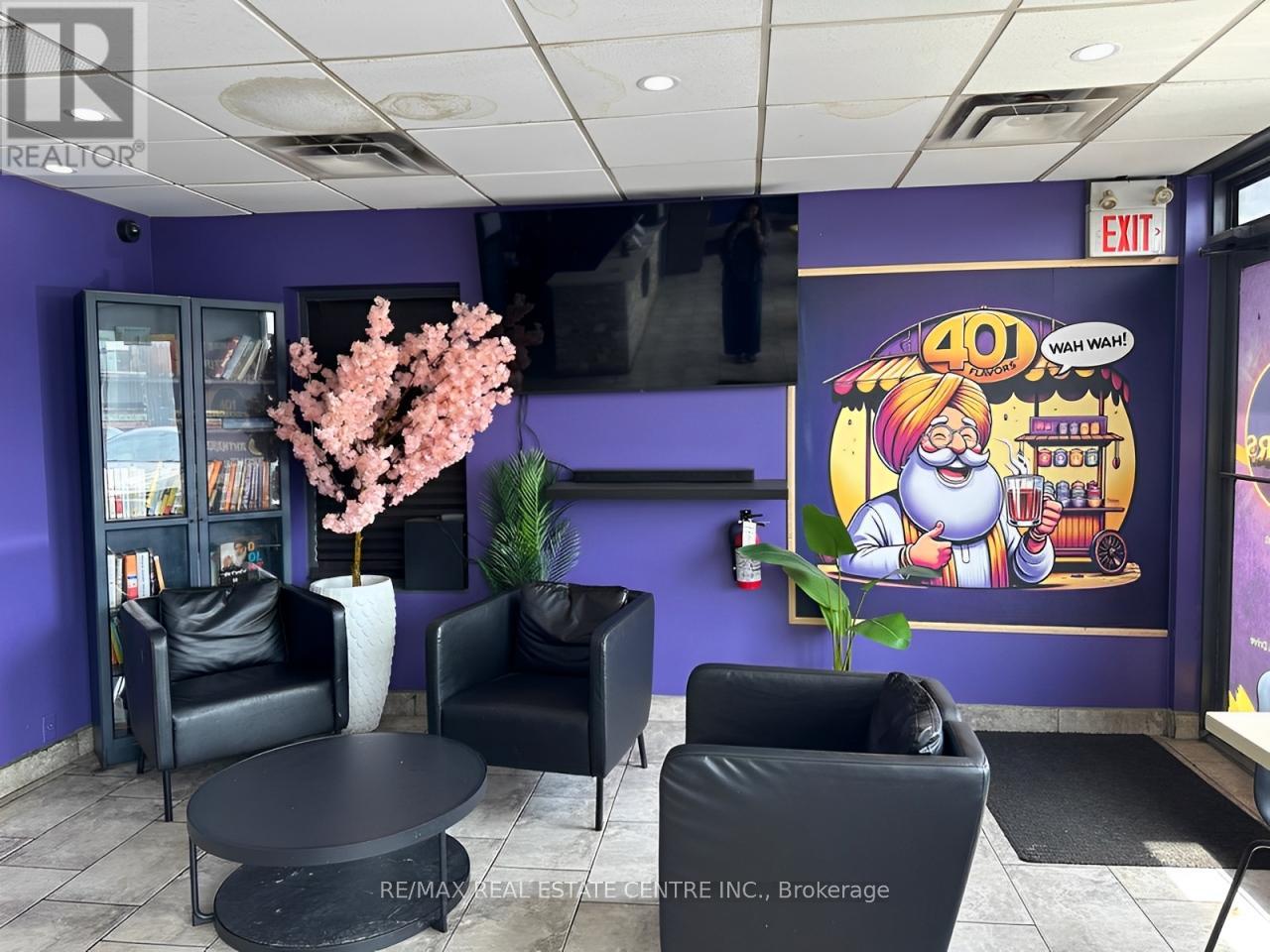 1385 Shawson Drive W, Mississauga, Ontario  L4W 1C4 - Photo 2 - W12236432