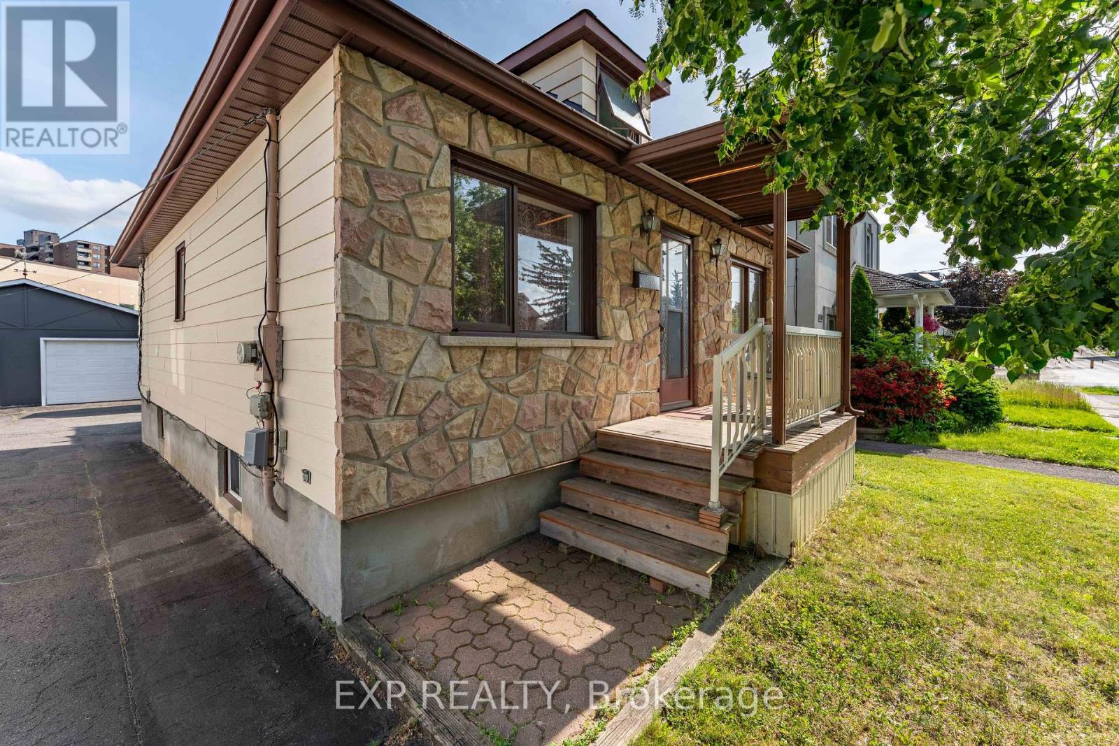 Property at 318 MONTFORT STREET image 2