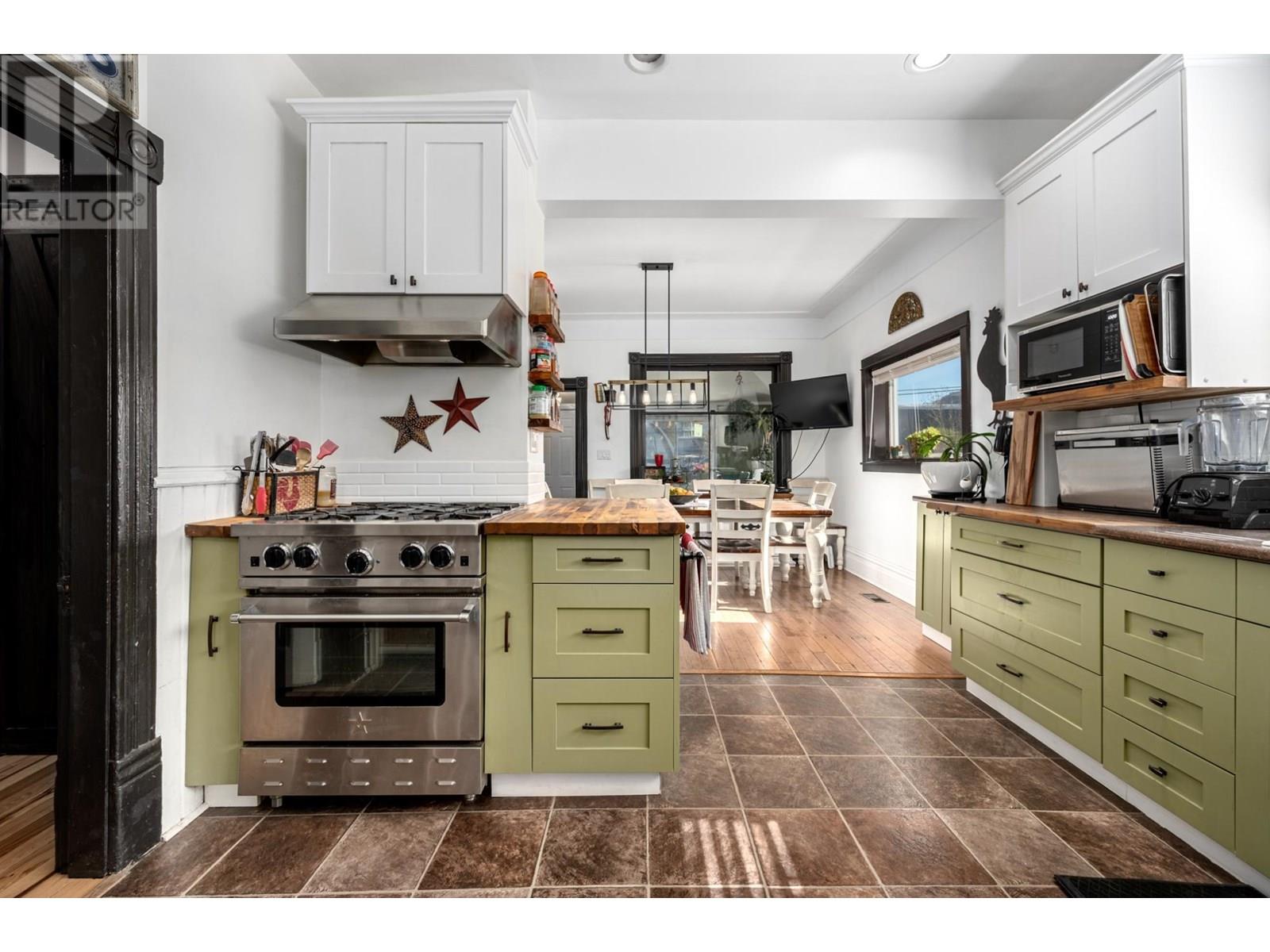 Property at 253 ROYAL Avenue image 1