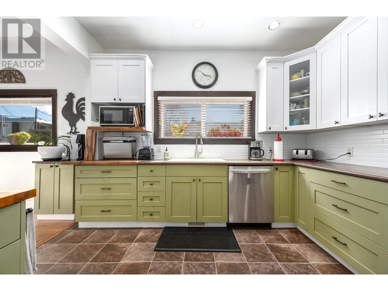 Property at 253 ROYAL Avenue image 2