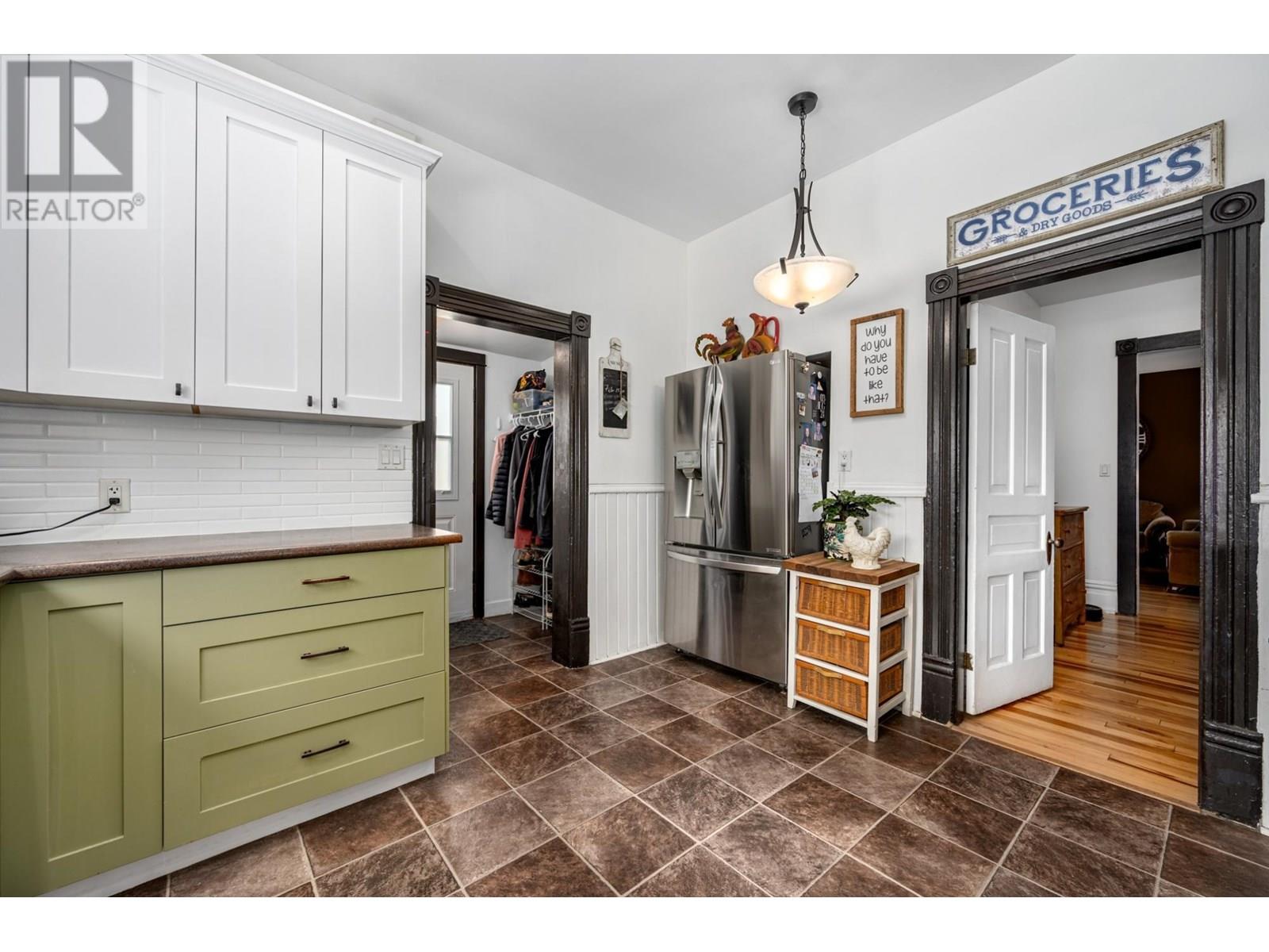 Property at 253 ROYAL Avenue image 3