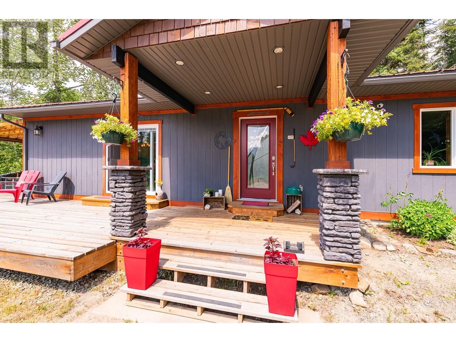 7957 3 Highway, Yahk, British Columbia  V0B 2P0 - Photo 10 - 10352480