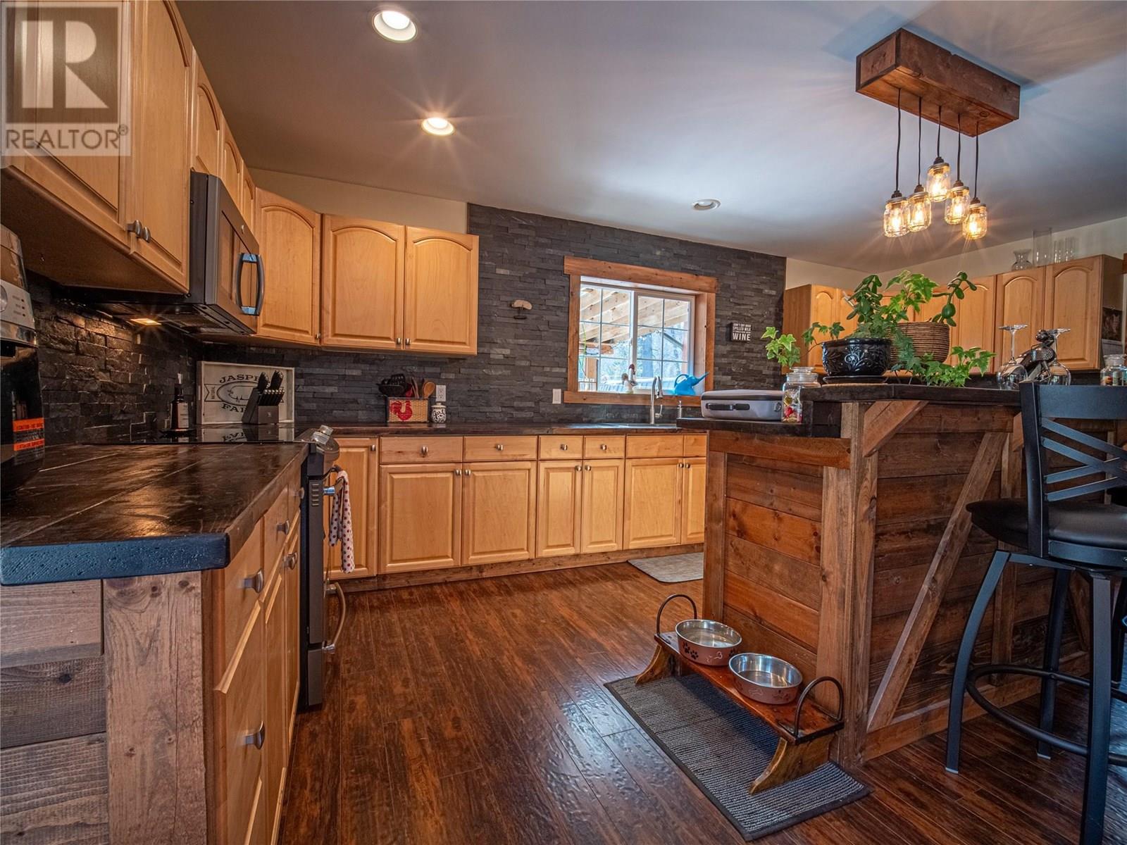 7957 3 Highway, Yahk, British Columbia  V0B 2P0 - Photo 18 - 10352480