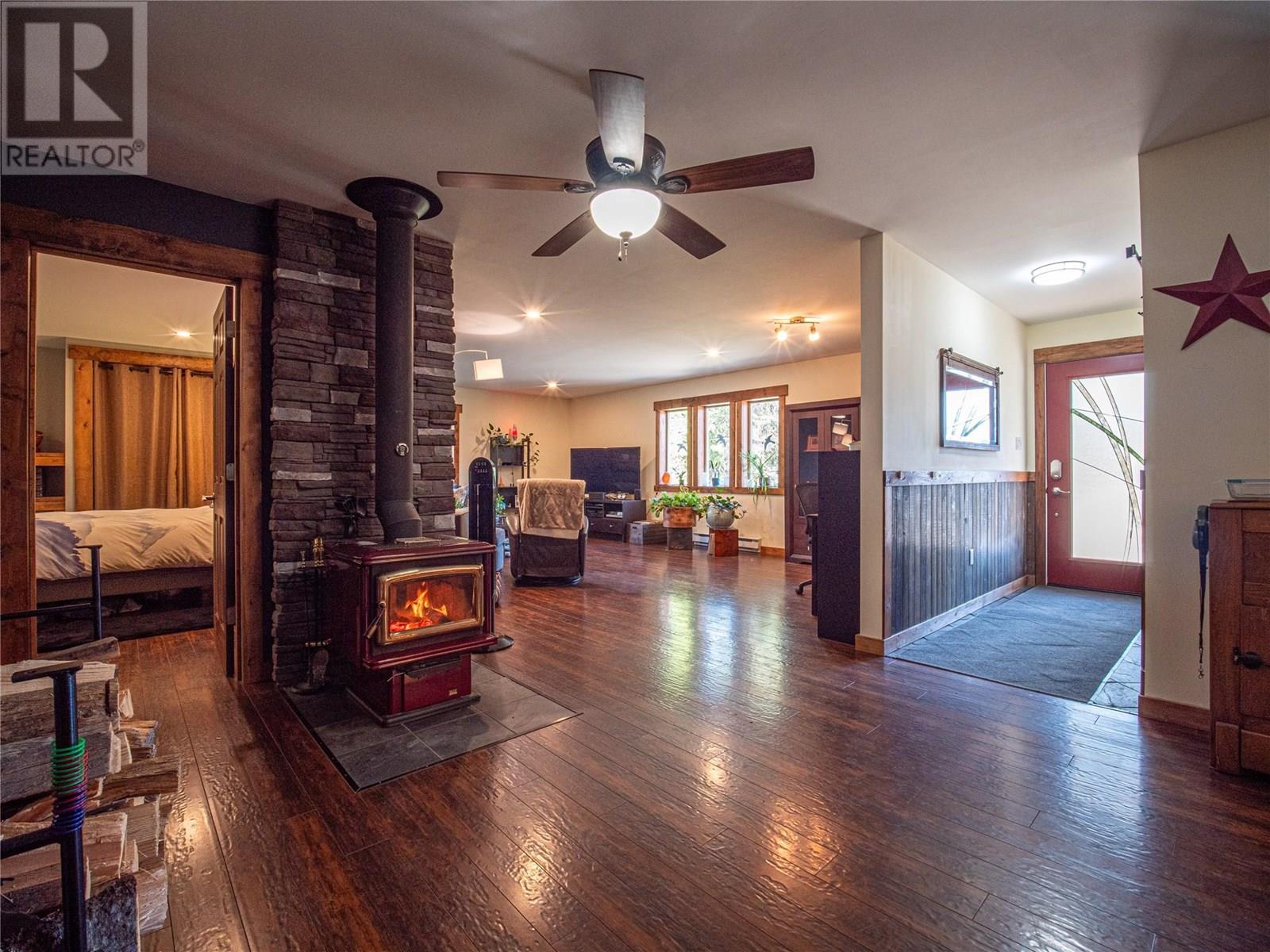 7957 3 Highway, Yahk, British Columbia  V0B 2P0 - Photo 11 - 10352480