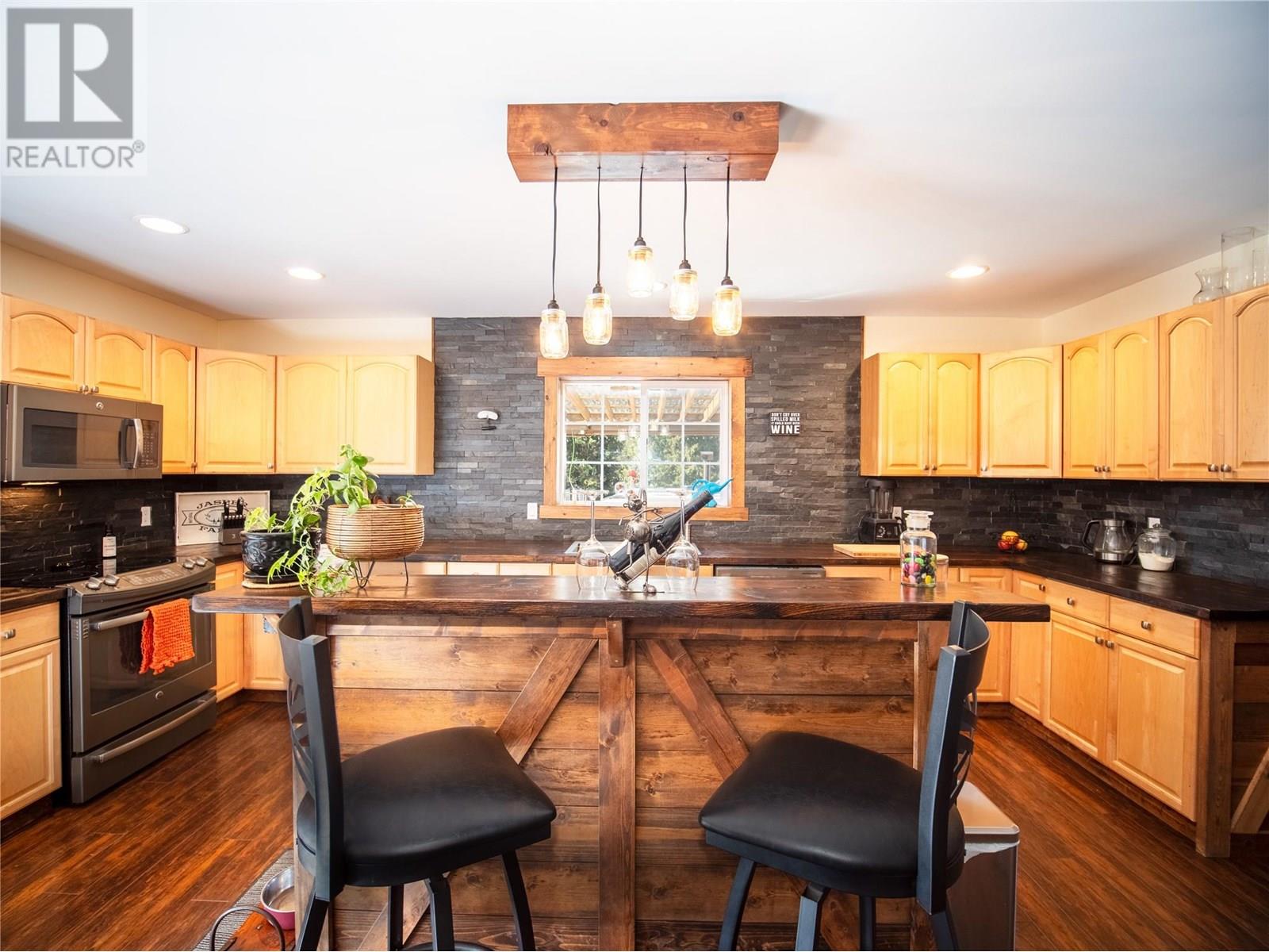 7957 3 Highway, Yahk, British Columbia  V0B 2P0 - Photo 17 - 10352480