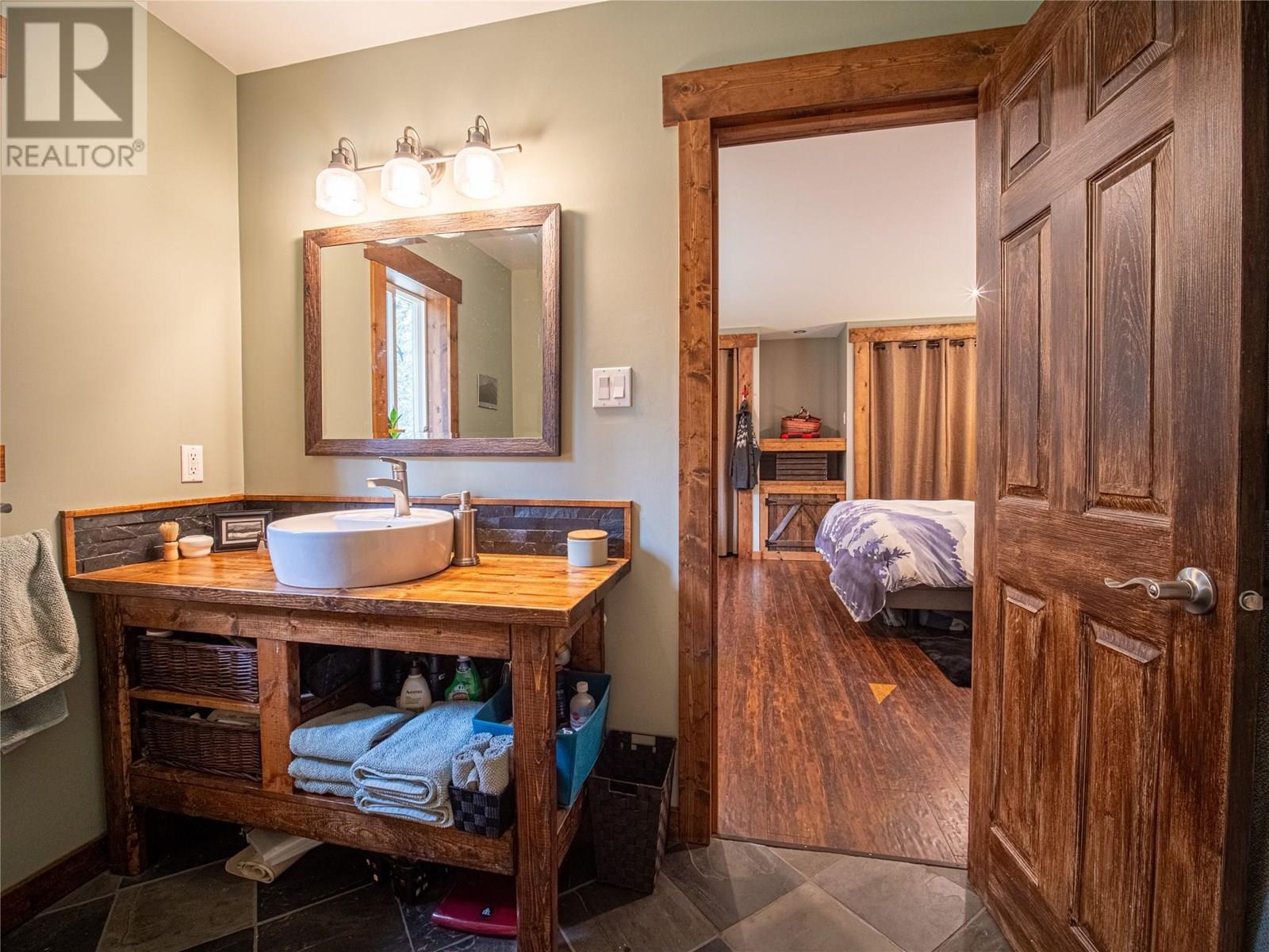 7957 3 Highway, Yahk, British Columbia  V0B 2P0 - Photo 26 - 10352480