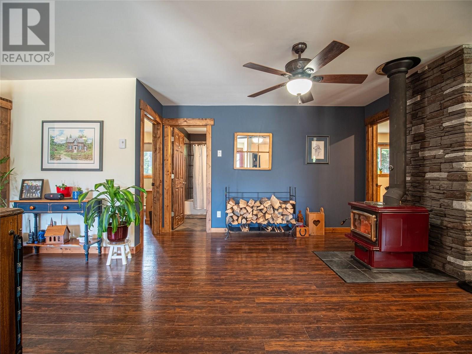 7957 3 Highway, Yahk, British Columbia  V0B 2P0 - Photo 12 - 10352480