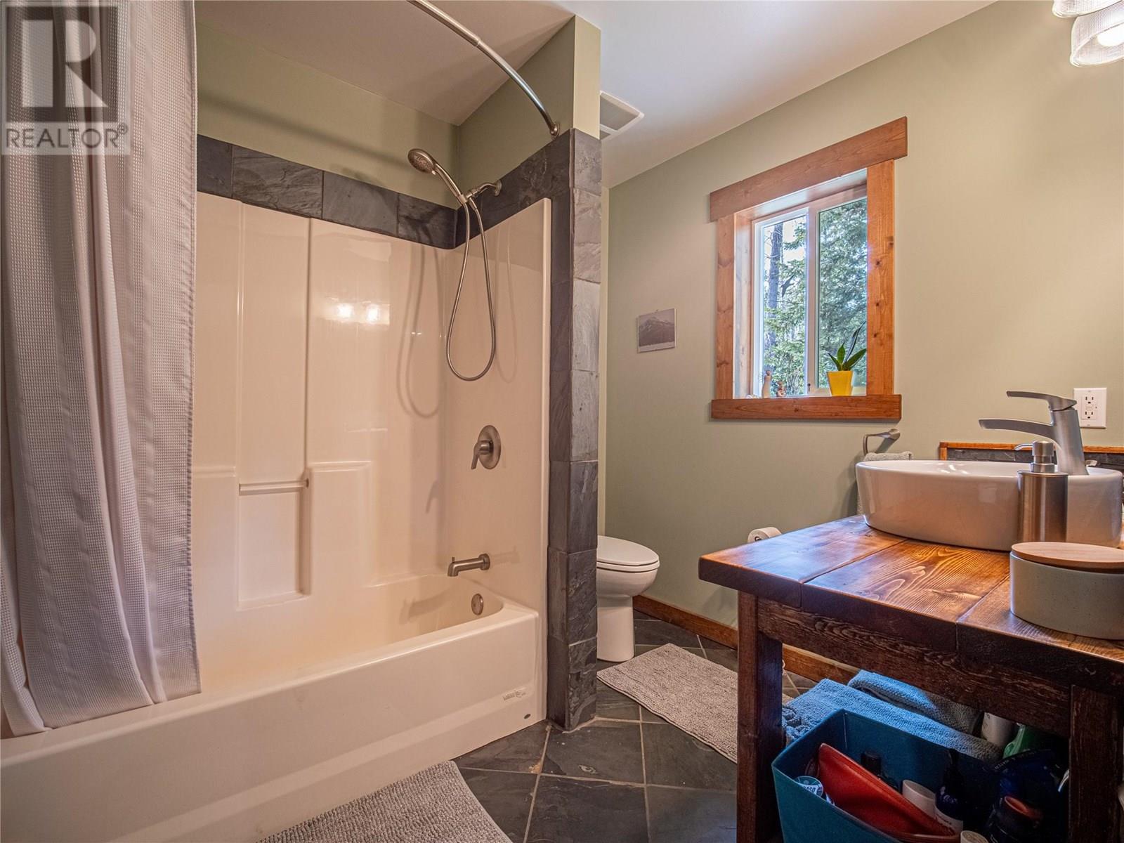 7957 3 Highway, Yahk, British Columbia  V0B 2P0 - Photo 30 - 10352480