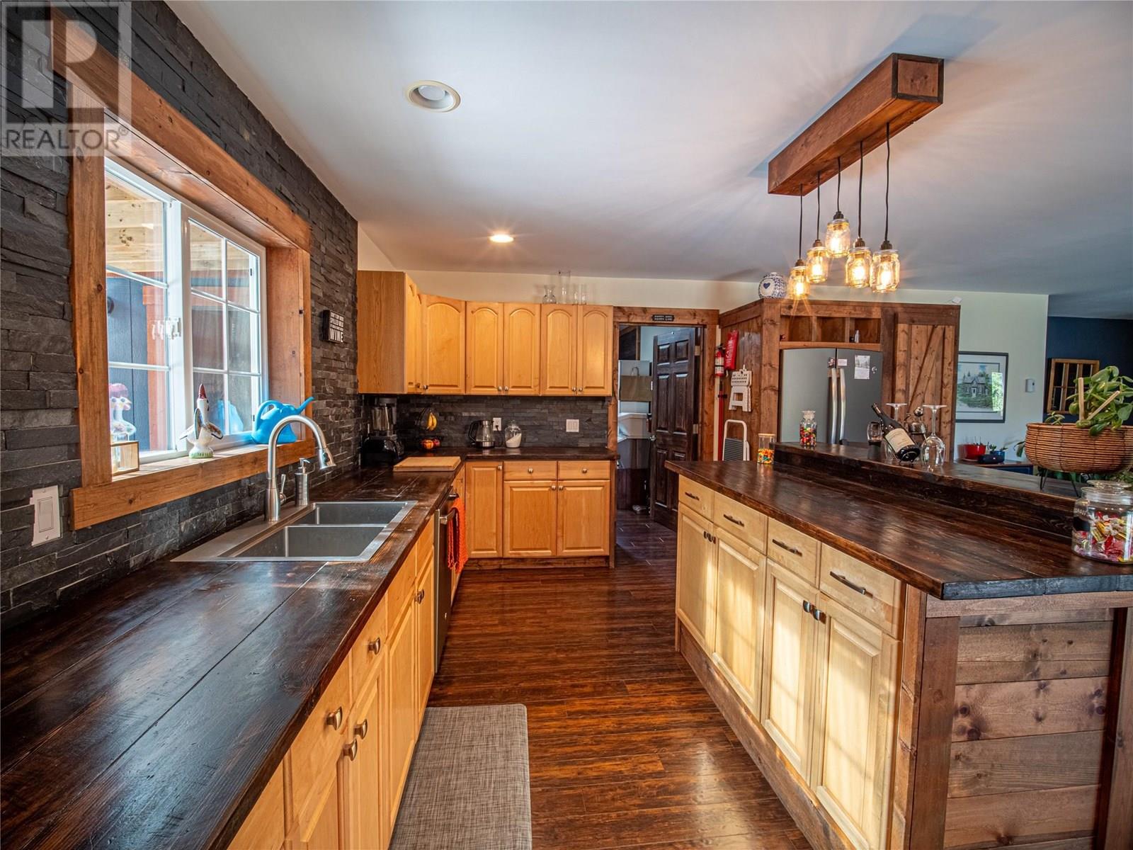 7957 3 Highway, Yahk, British Columbia  V0B 2P0 - Photo 20 - 10352480