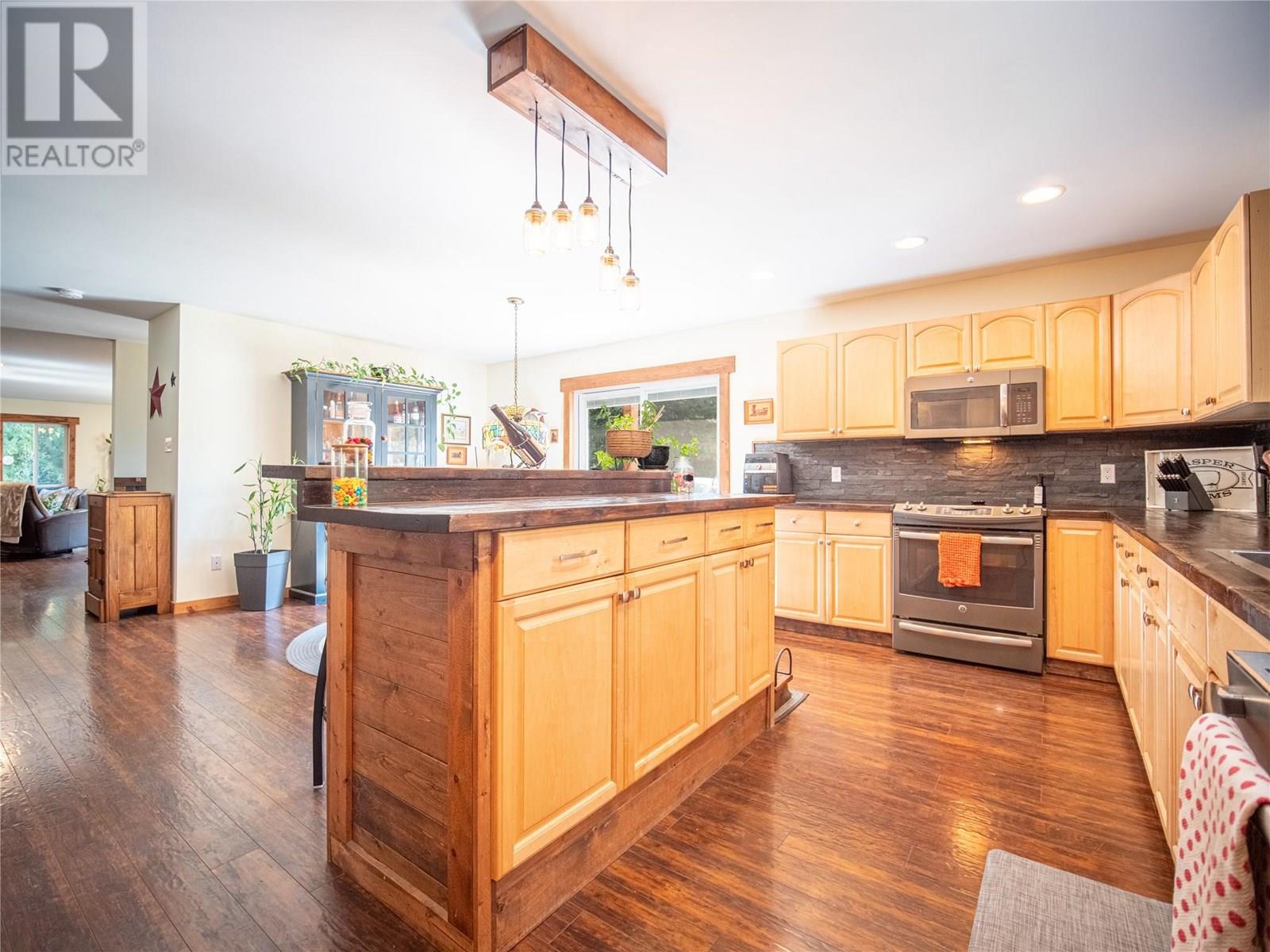 7957 3 Highway, Yahk, British Columbia  V0B 2P0 - Photo 21 - 10352480