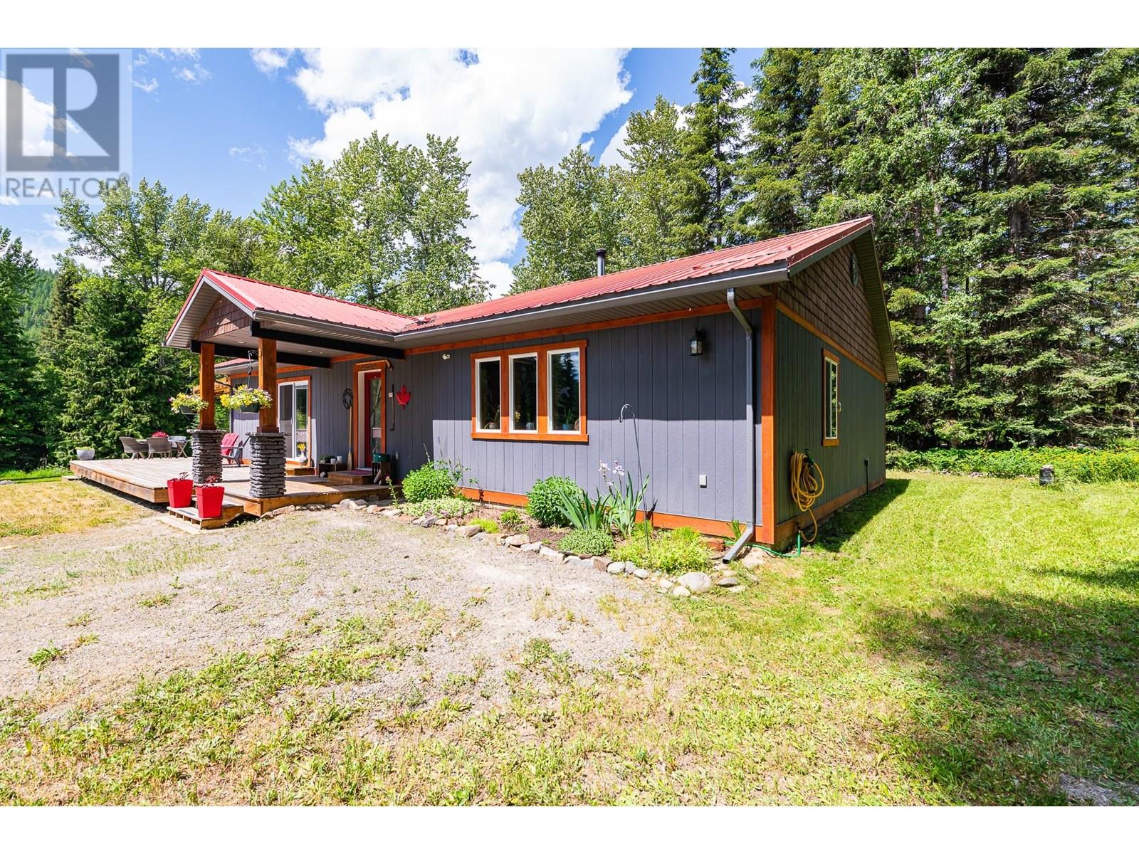 7957 3 Highway, Yahk, British Columbia  V0B 2P0 - Photo 9 - 10352480