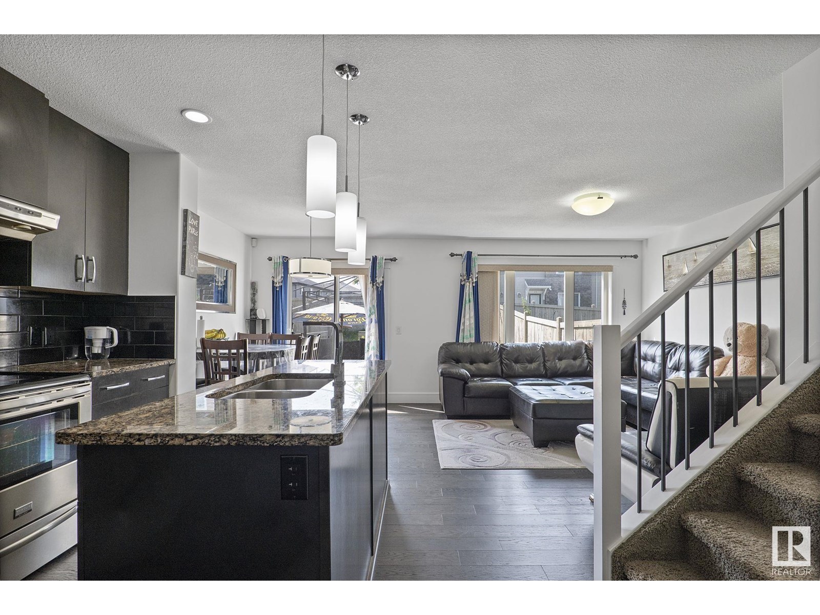 Property at 611 40 AV NW image 4