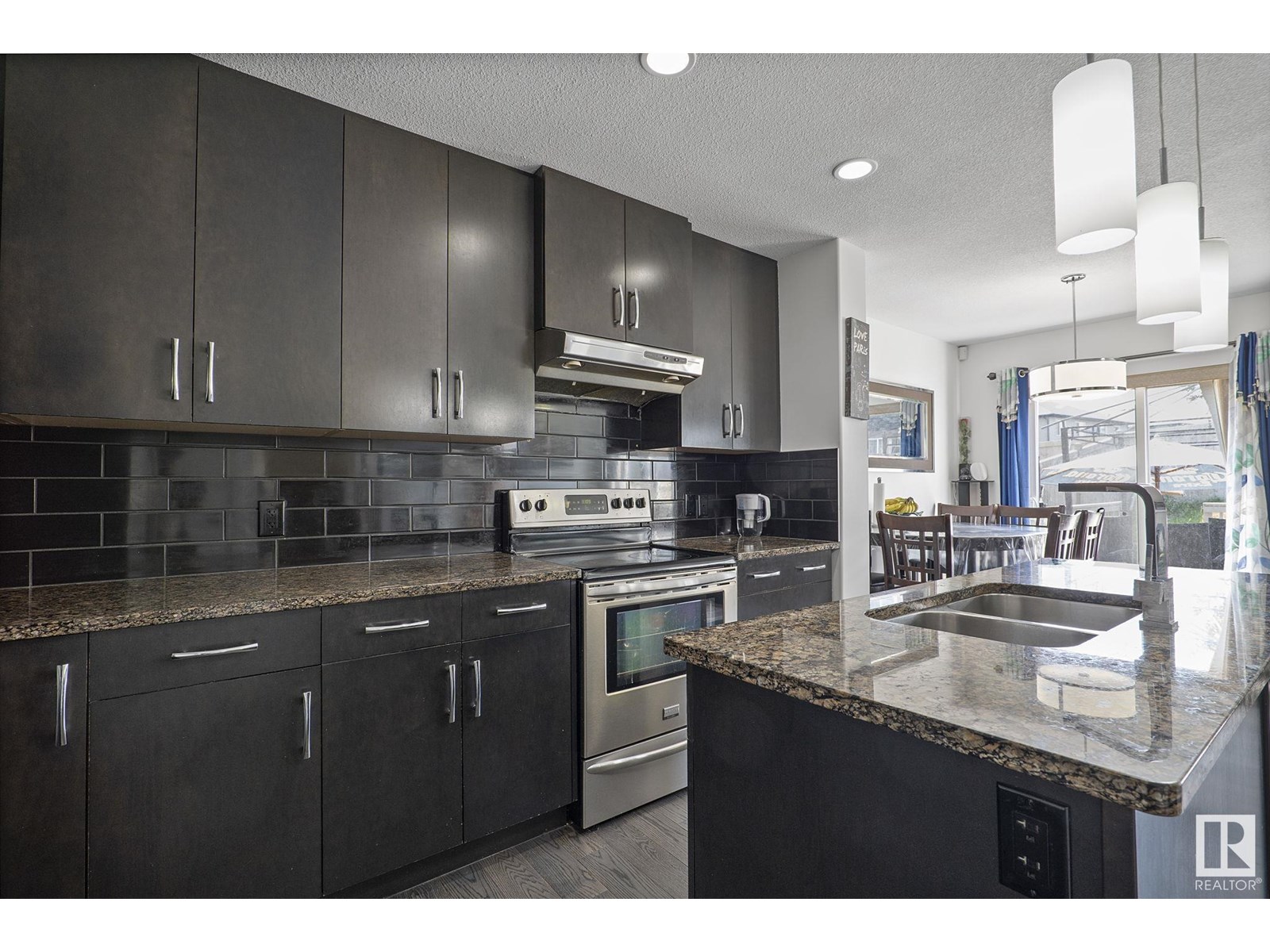 Property at 611 40 AV NW image 5