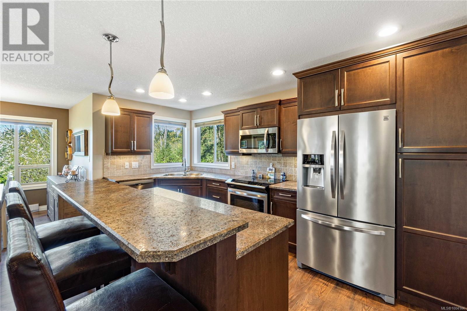 Property at 2130 Village Dr image 3