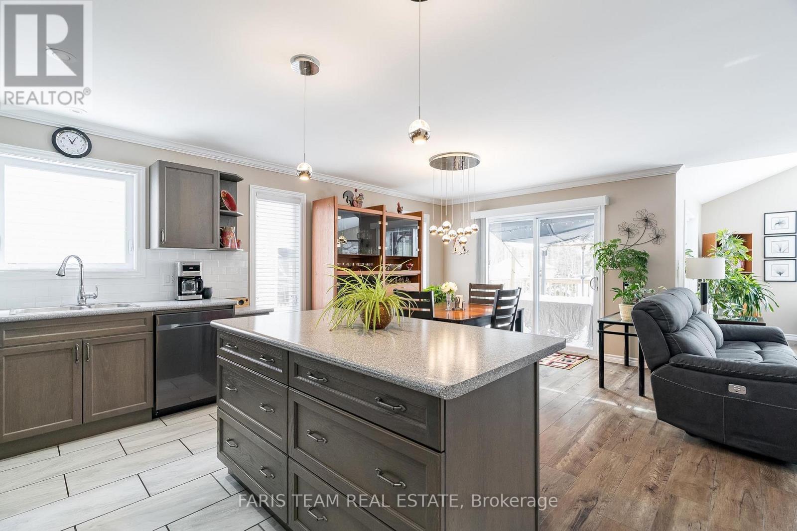 Property at 145 PINERIDGE GATE image 4