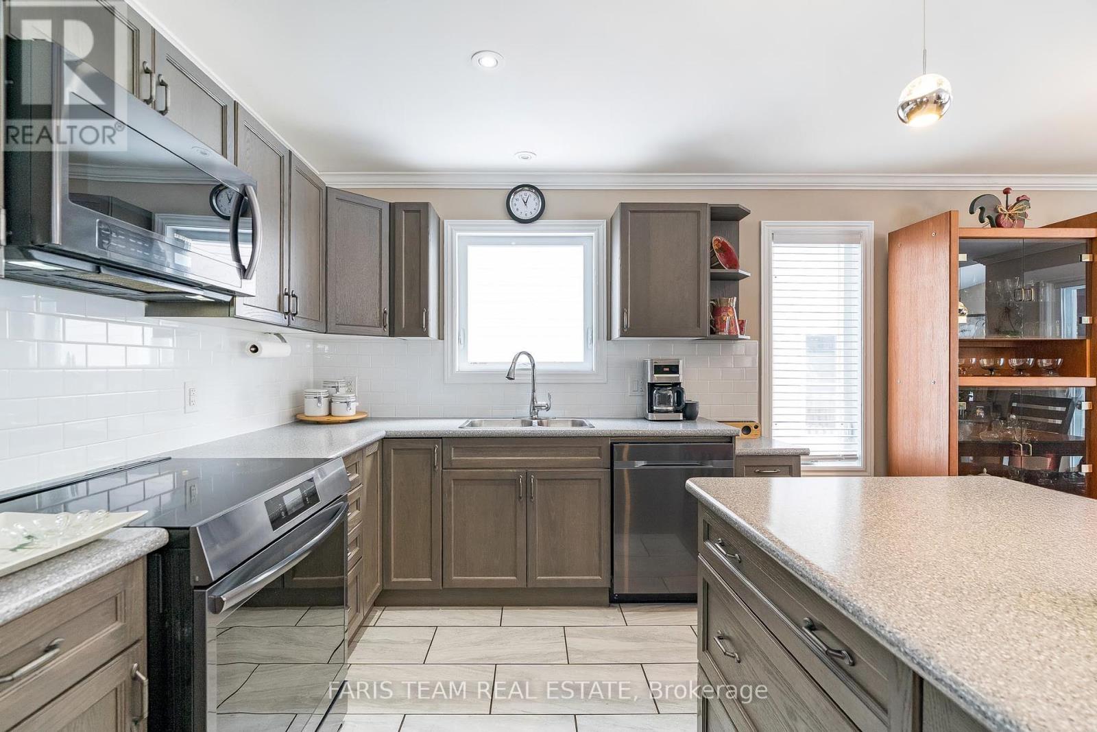 Property at 145 PINERIDGE GATE image 3
