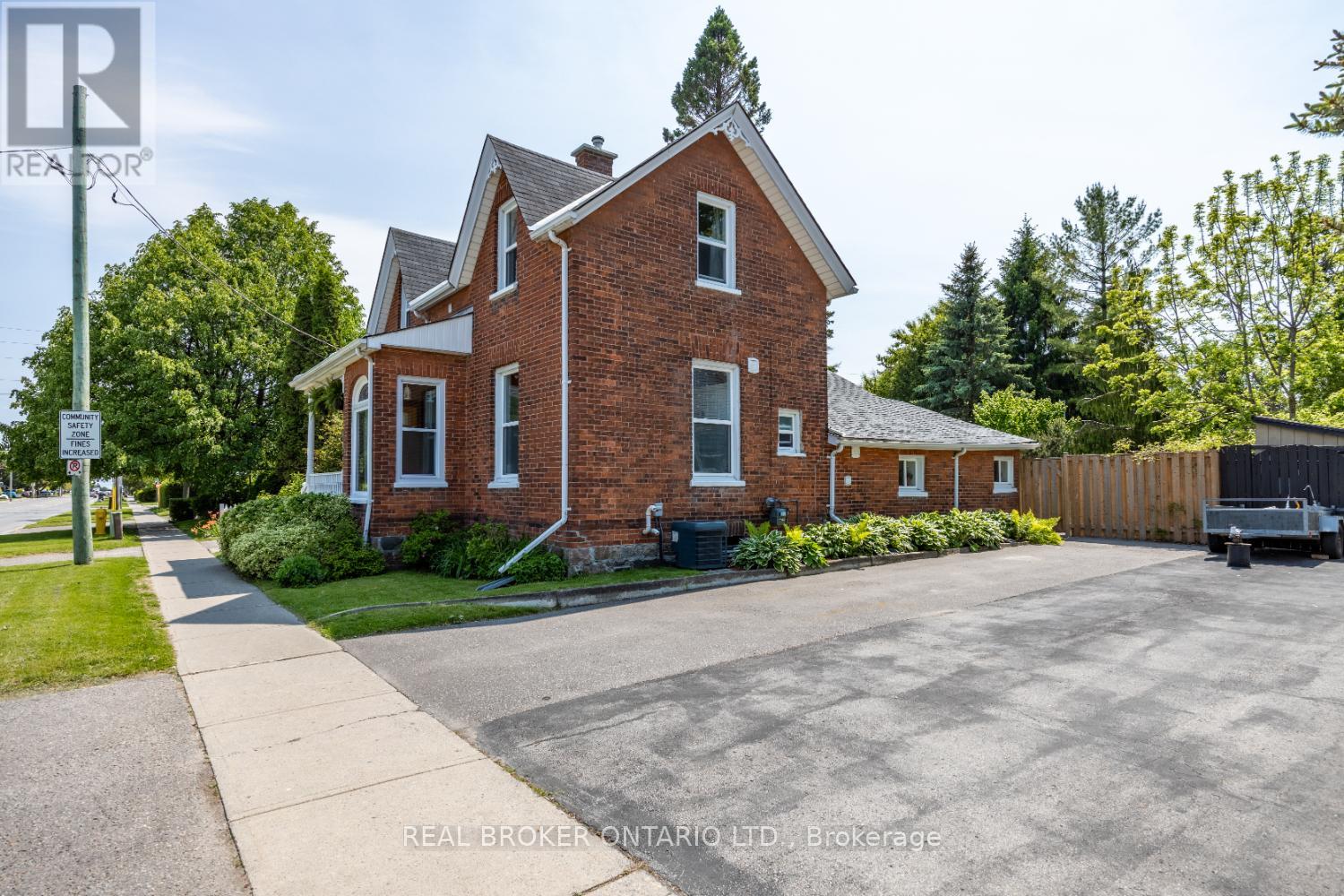 Property at 42 LIBERTY STREET N image 3