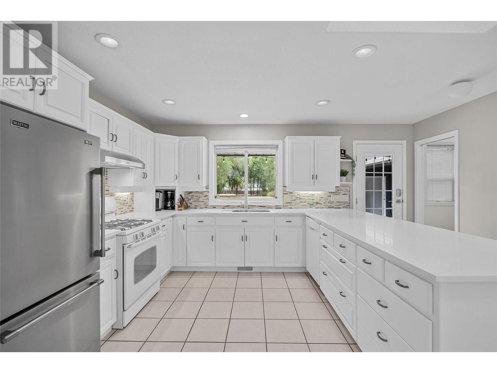 Property at 11591 Turtle Bay Court image 5