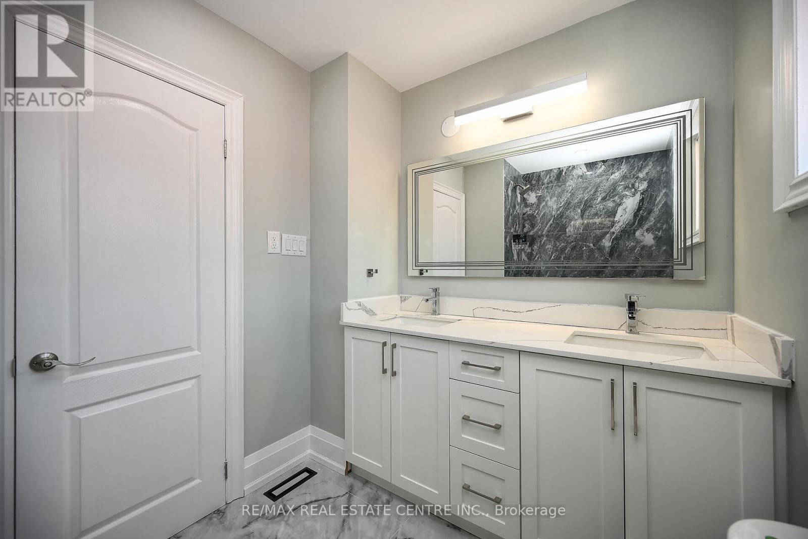 526 Selsey Drive, Mississauga, Ontario  L5A 1B9 - Photo 12 - W12236792