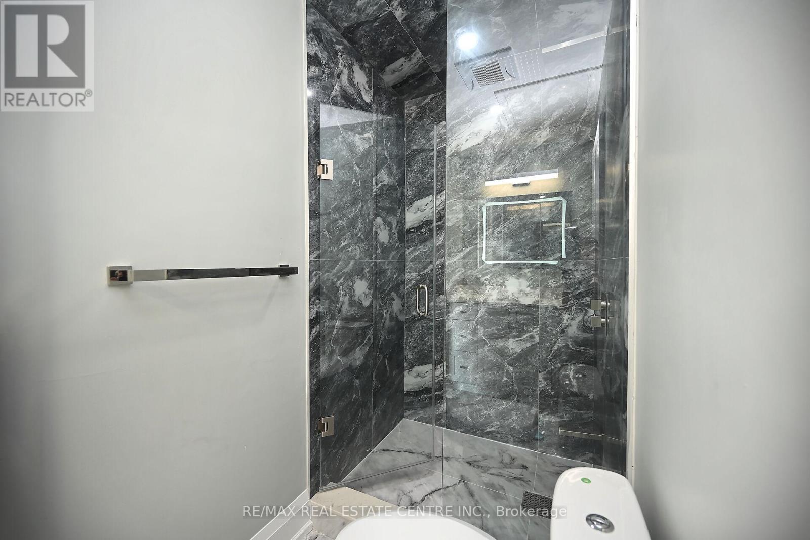526 Selsey Drive, Mississauga, Ontario  L5A 1B9 - Photo 17 - W12236792