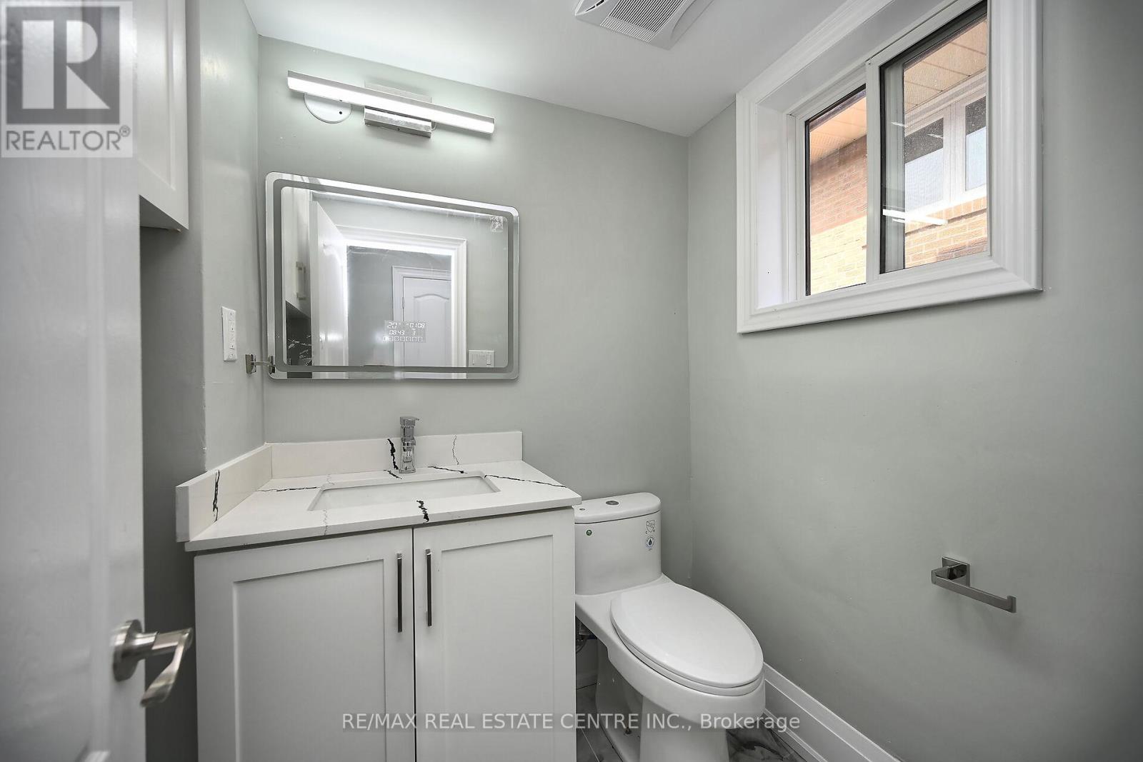 526 Selsey Drive, Mississauga, Ontario  L5A 1B9 - Photo 23 - W12236792