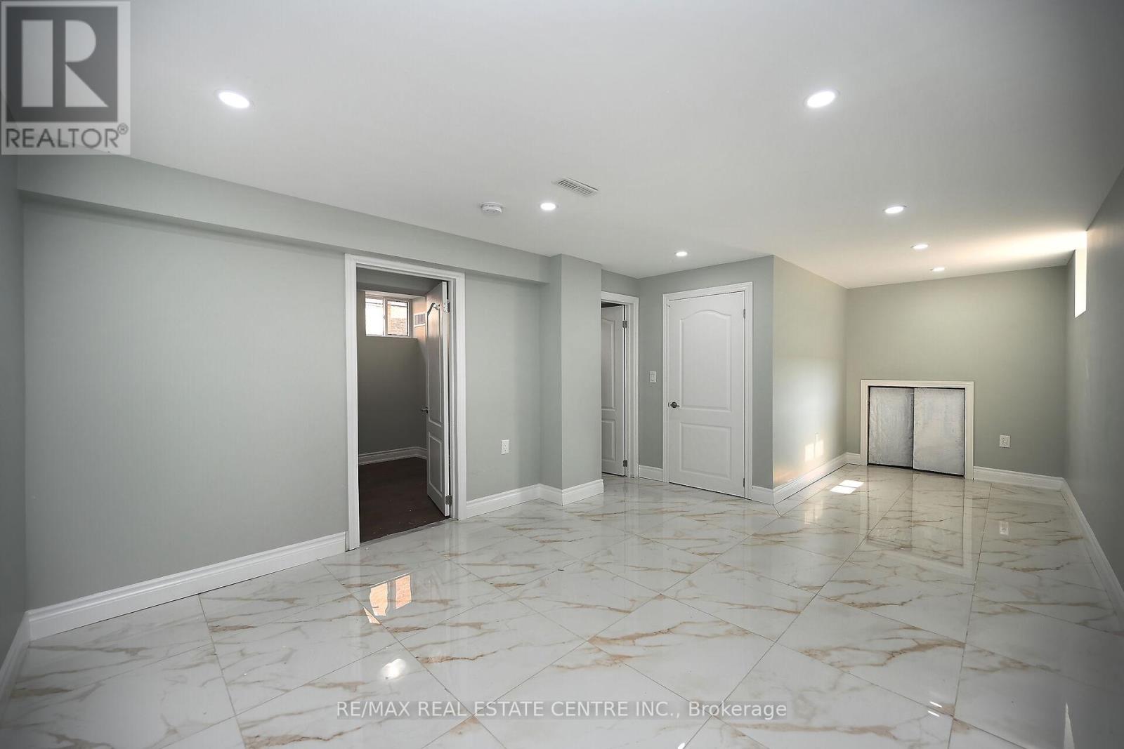 526 Selsey Drive, Mississauga, Ontario  L5A 1B9 - Photo 25 - W12236792