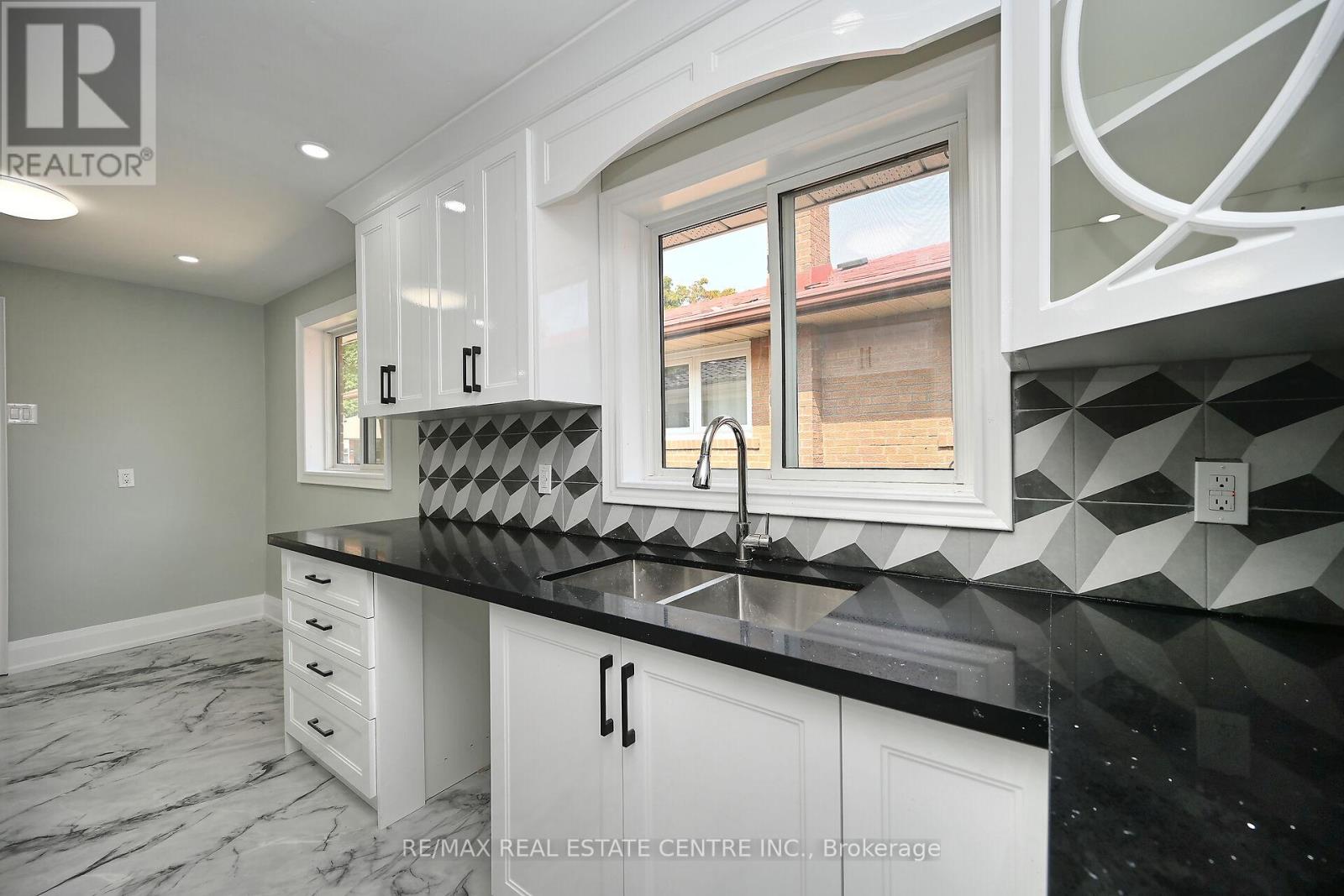 526 Selsey Drive, Mississauga, Ontario  L5A 1B9 - Photo 9 - W12236792