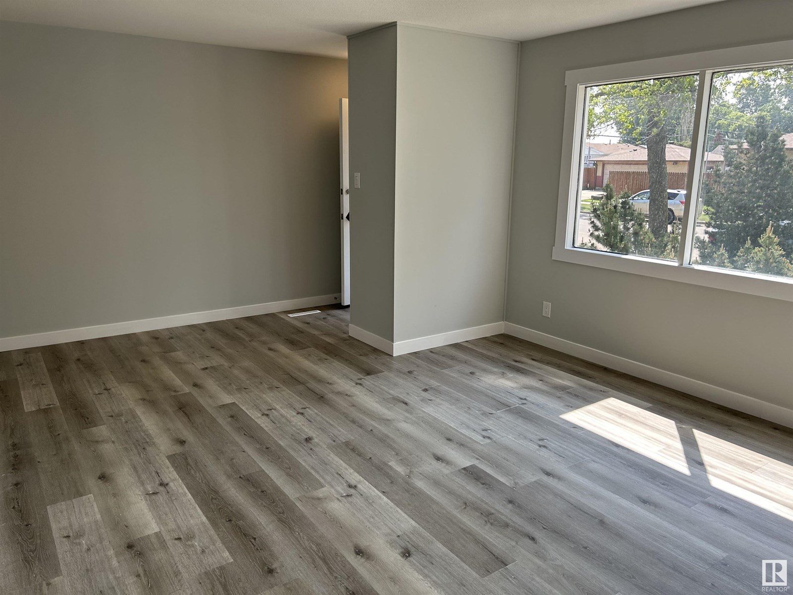 Property at 16318 88 AV NW image 4