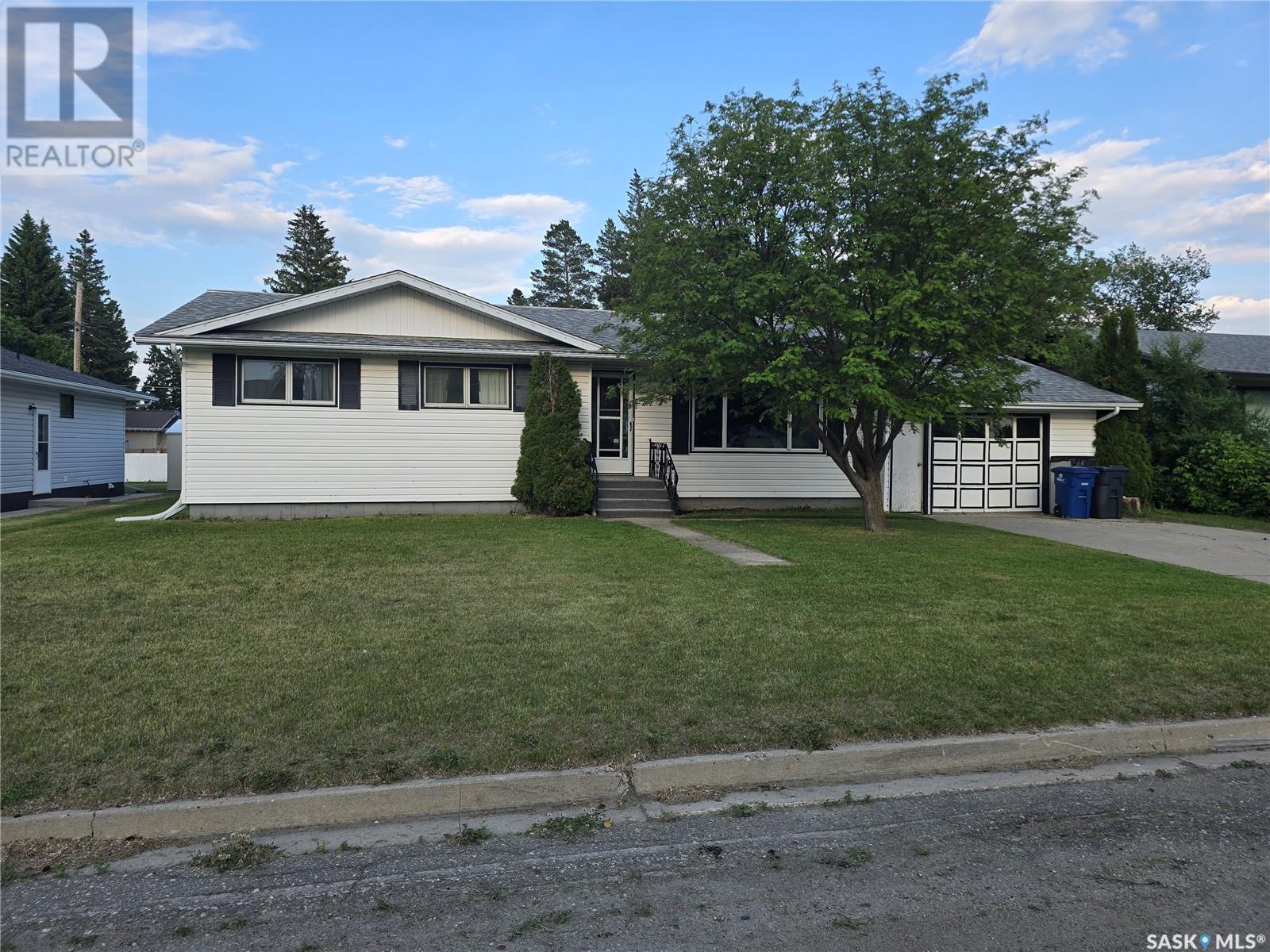 212 8th Street E, Wynyard, Saskatchewan  S0A 4T0 - Photo 1 - SK009878