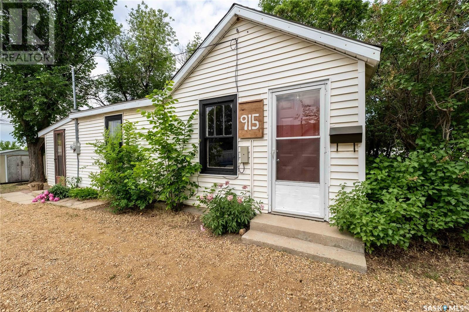 Property at 915 Ominica STREET E image 1