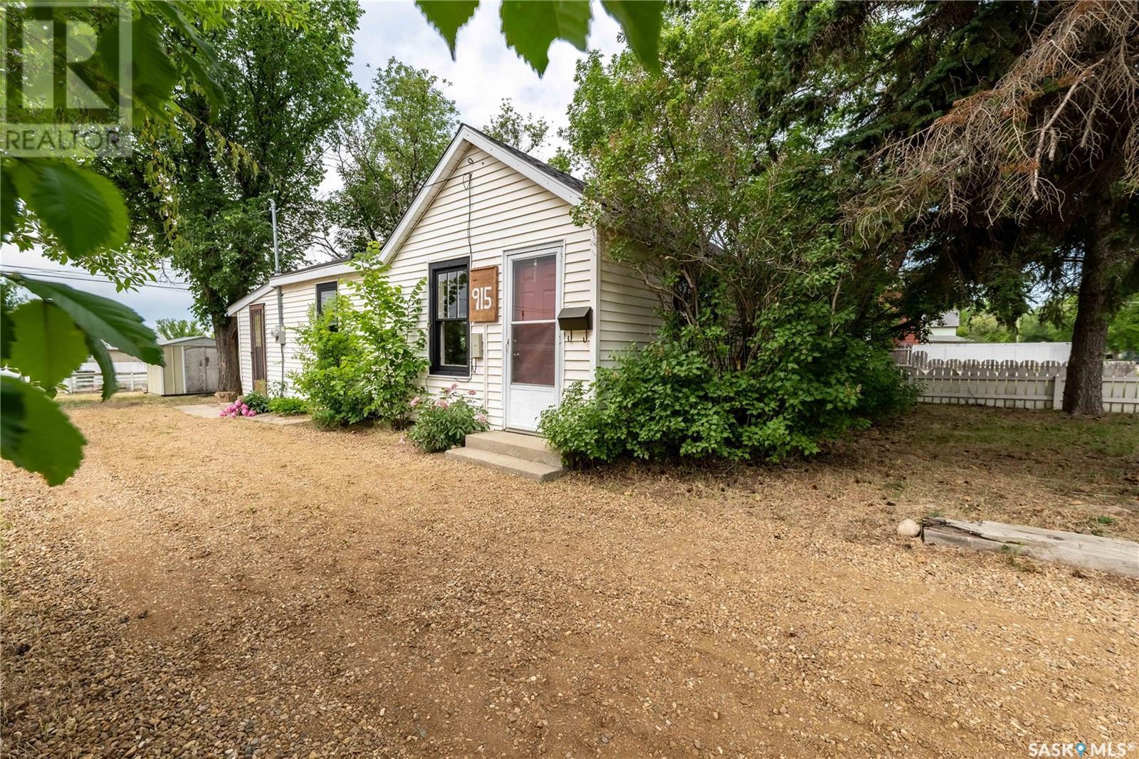 Property at 915 Ominica STREET E image 2