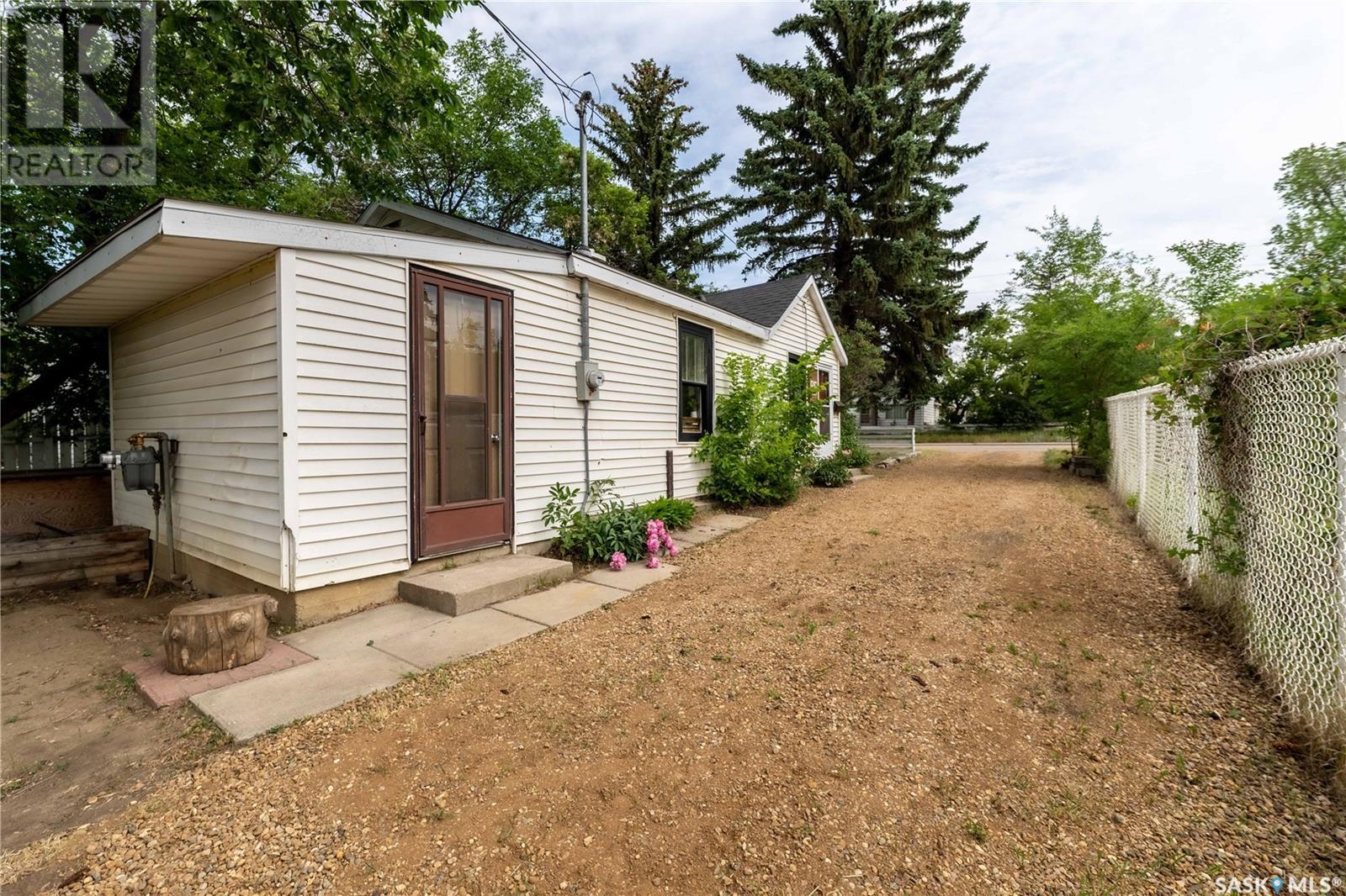 Property at 915 Ominica STREET E image 3